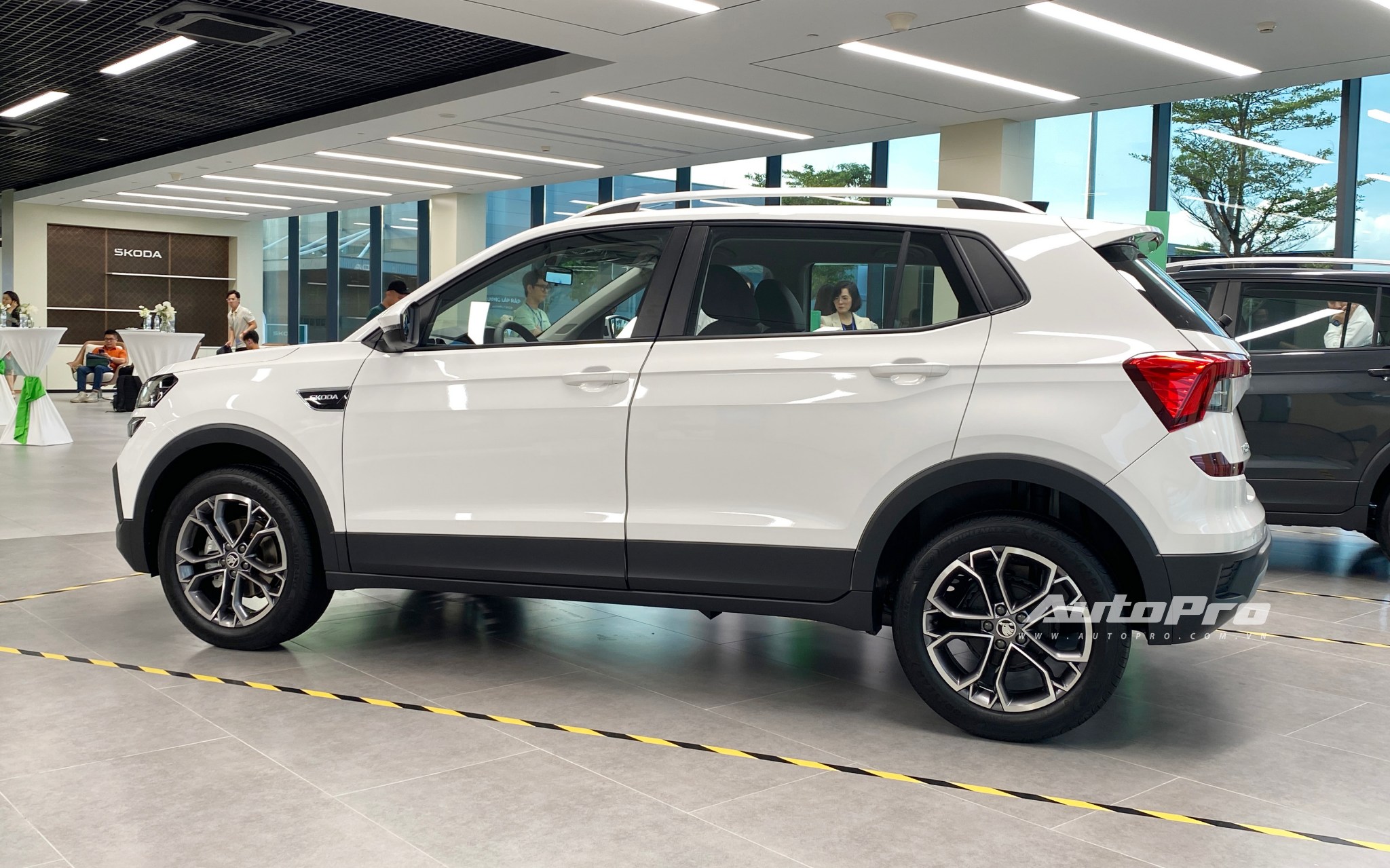 Đây là Skoda Kushaq bản 'base' đang có giá 589 triệu đồng: Đèn LED, màn lớn, có ADAS, trang bị áp đảo xe Nhật, Hàn cùng tầm giá- Ảnh 11. Đây là Skoda Kushaq bản 'base' đang có giá 589 triệu đồng: Đèn LED, màn lớn, có ADAS, trang bị áp đảo xe Nhật, Hàn cùng tầm giá- Ảnh 11.