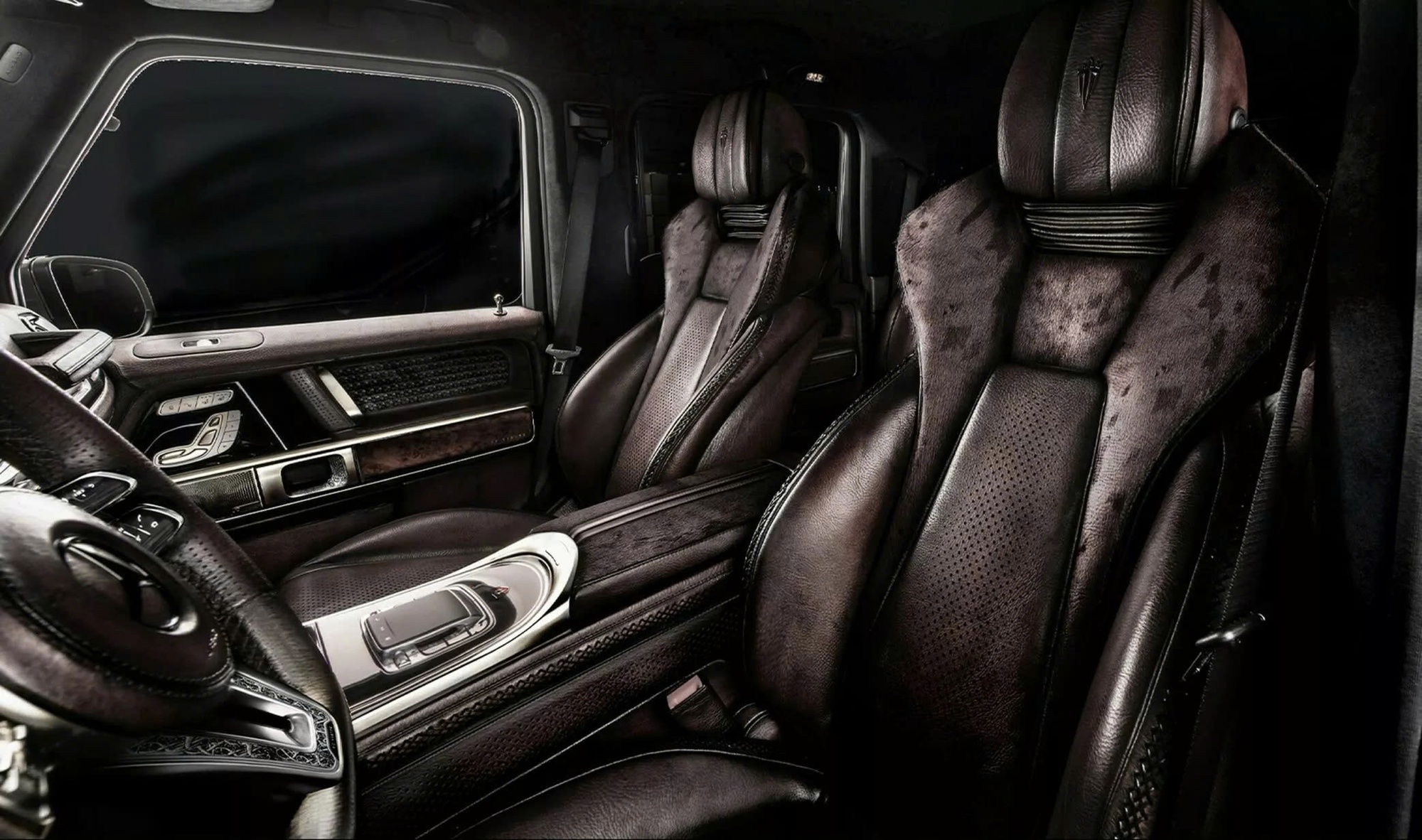 Bản độ Mercedes-AMG G63 cực độc lấy cảm hứng từ 4 khẩu súng nổi tiếng: Trần xe chạm khắc thủ công, ghế ngồi từ da bò nguyên tấm và da hải cẩu, cốp xe ẩn chứa điều đặc biệt- Ảnh 6.