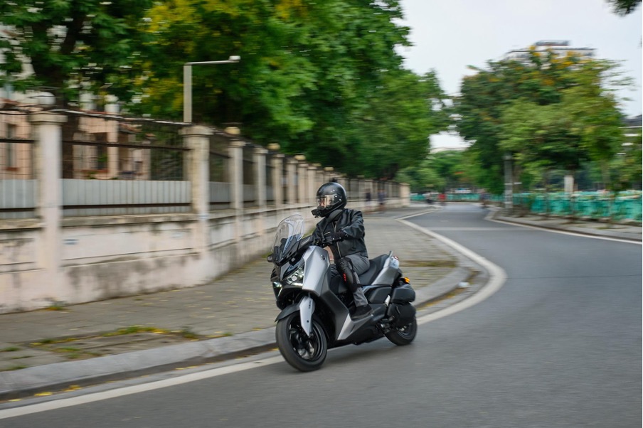 Yamaha XMAX 300 liệu có vừa đủ để đi làm, vừa ổn để đi phượt?- Ảnh 1.