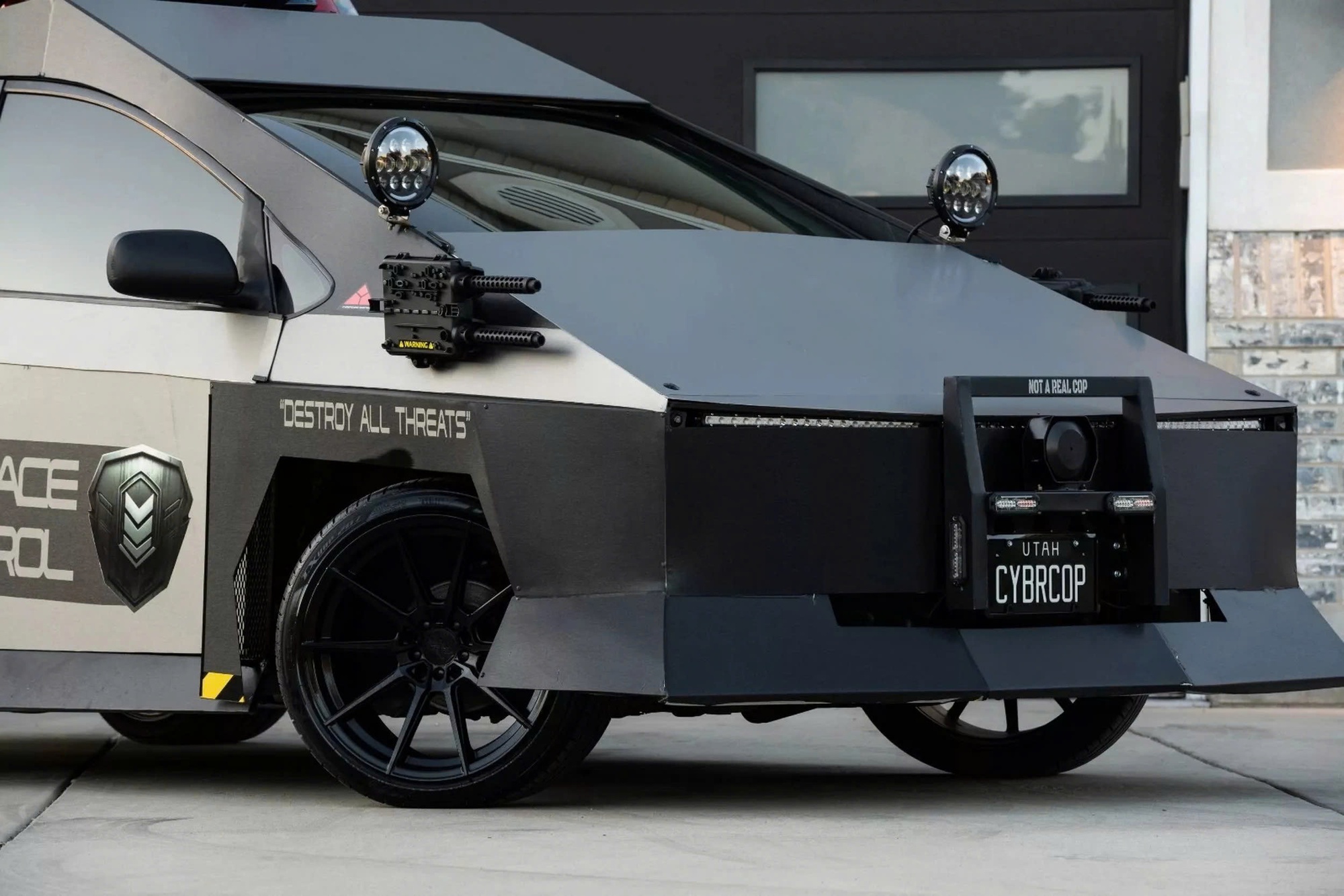 'Dị' như dân chơi này: Nhìn rất Tesla Cybertruck nhưng lại là... Toyota- Ảnh 10.