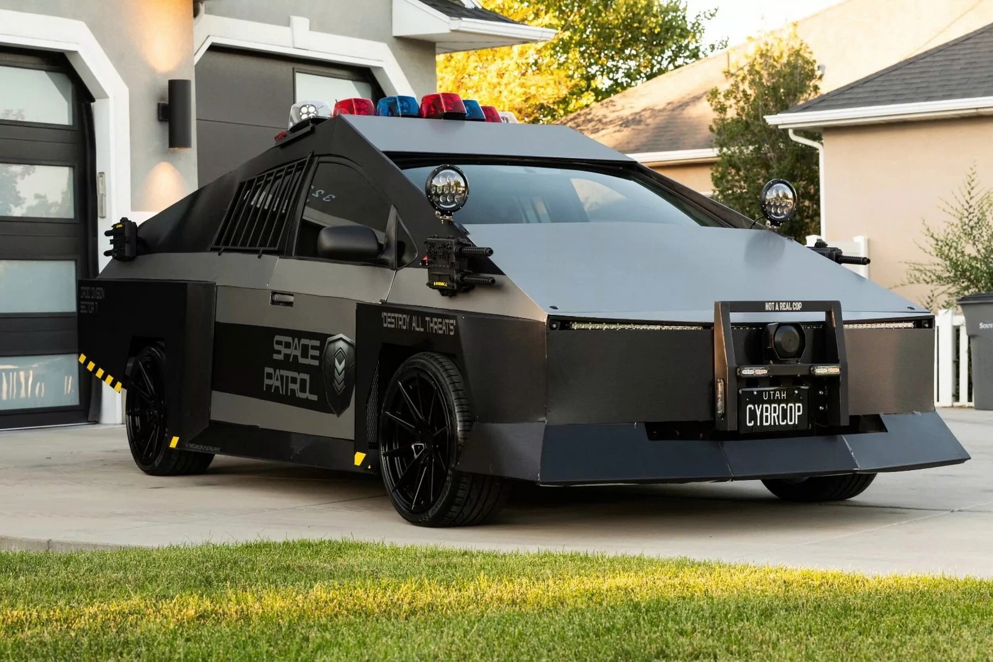 'Dị' như dân chơi này: Nhìn rất Tesla Cybertruck nhưng lại là... Toyota- Ảnh 2.
