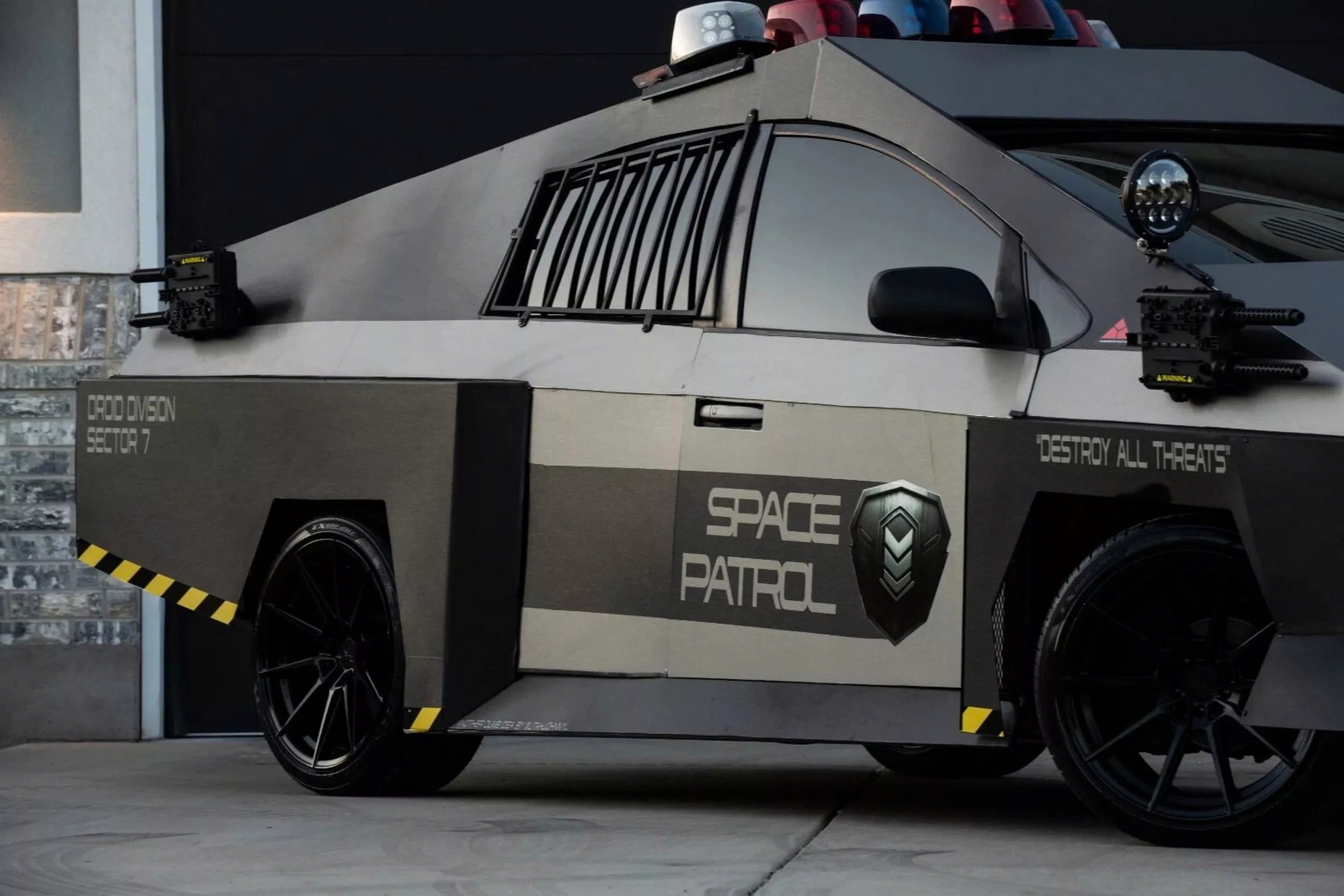 'Dị' như dân chơi này: Nhìn rất Tesla Cybertruck nhưng lại là... Toyota- Ảnh 11.