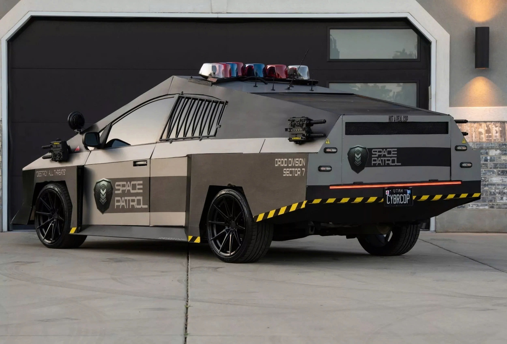 'Dị' như dân chơi này: Nhìn rất Tesla Cybertruck nhưng lại là... Toyota- Ảnh 8.
