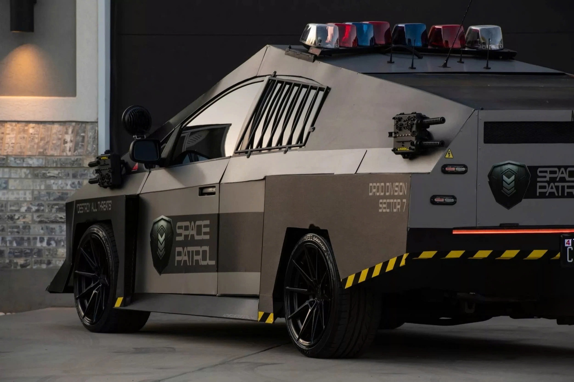 'Dị' như dân chơi này: Nhìn rất Tesla Cybertruck nhưng lại là... Toyota- Ảnh 12.