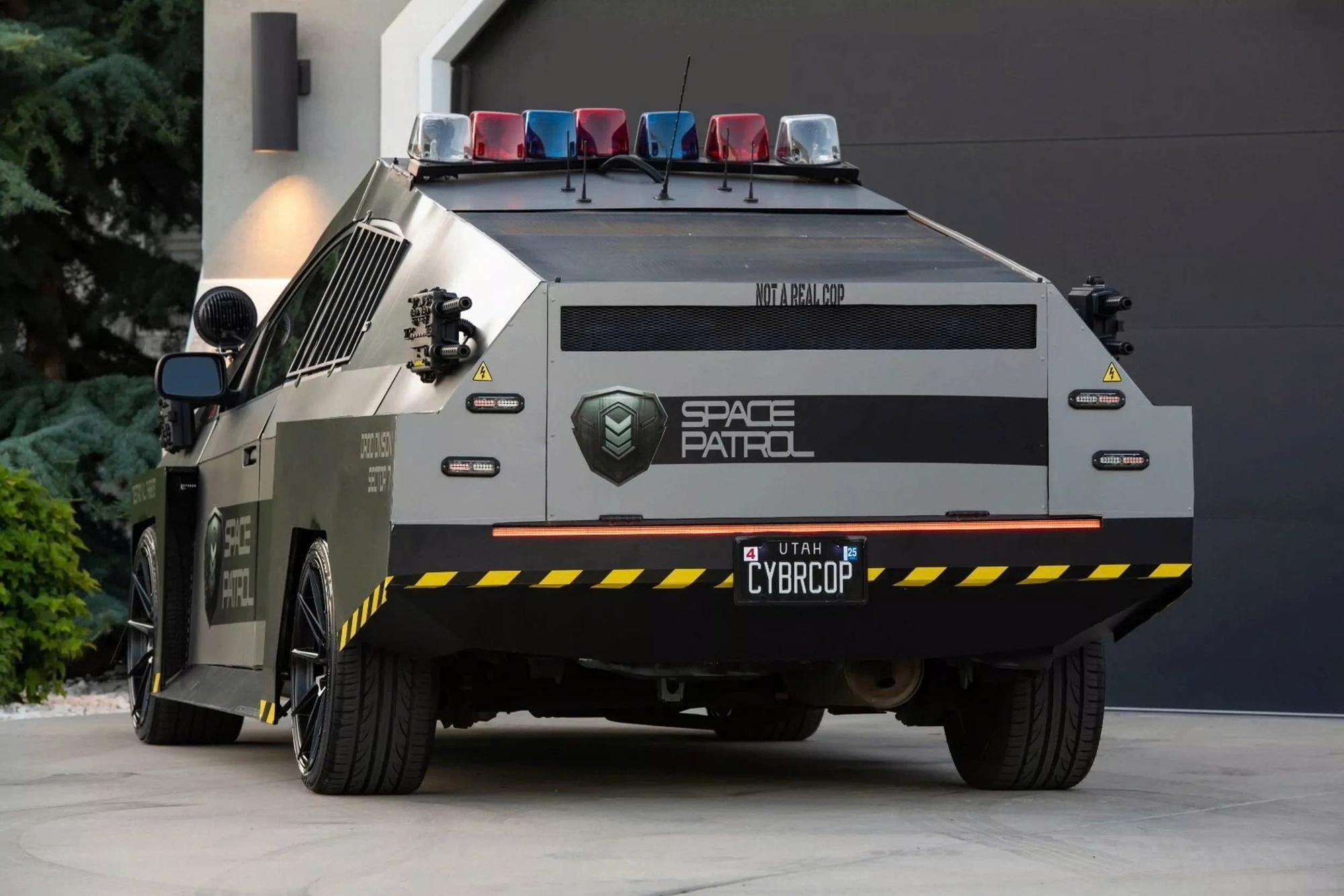 'Dị' như dân chơi này: Nhìn rất Tesla Cybertruck nhưng lại là... Toyota- Ảnh 9.