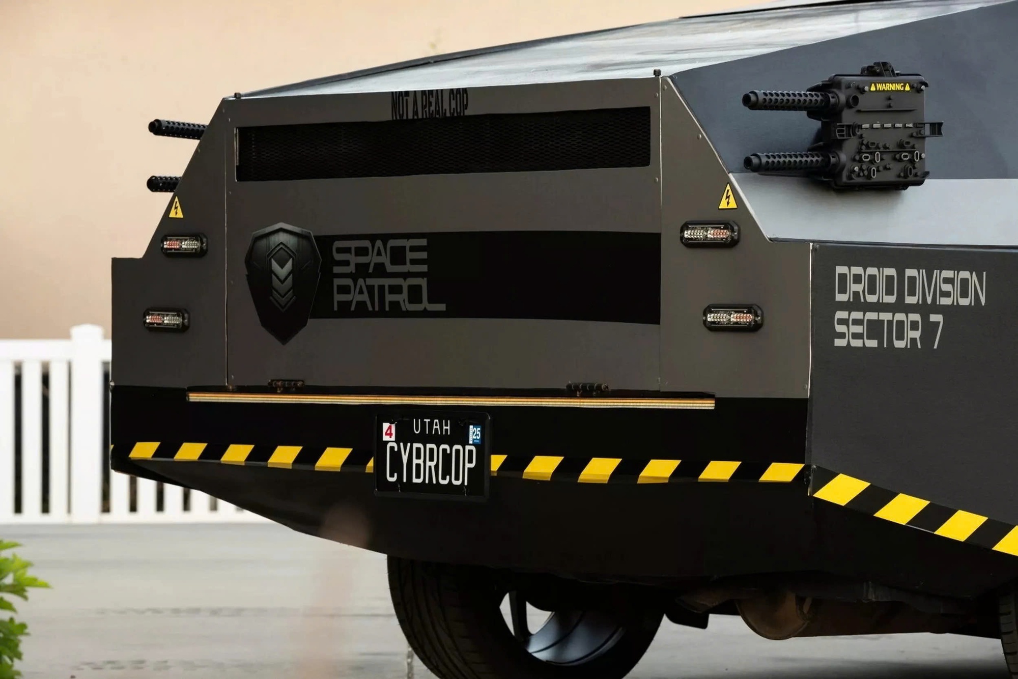 'Dị' như dân chơi này: Nhìn rất Tesla Cybertruck nhưng lại là... Toyota- Ảnh 13.