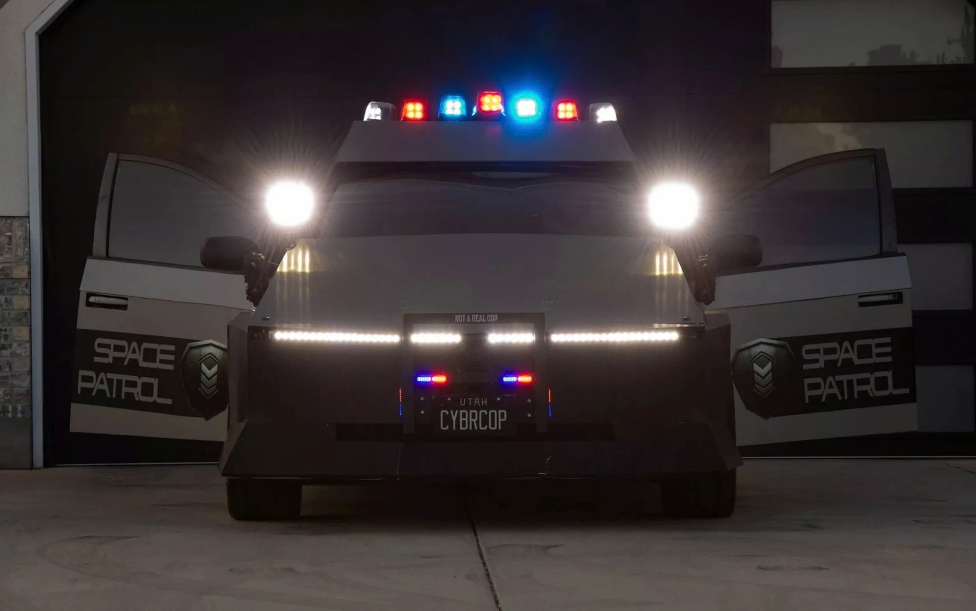 'Dị' như dân chơi này: Nhìn rất Tesla Cybertruck nhưng lại là... Toyota- Ảnh 7.