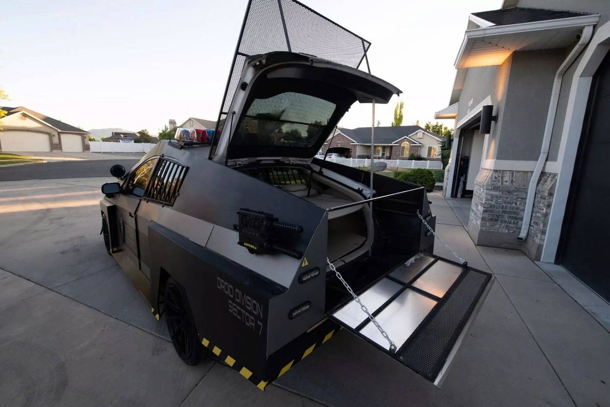 'Dị' như dân chơi này: Nhìn rất Tesla Cybertruck nhưng lại là... Toyota- Ảnh 15.