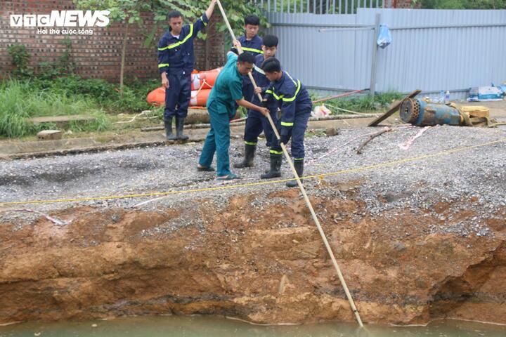 Xe máy rơi xuống 'hố tử thần': Nước dâng trở lại, 1 tuần chưa tìm thấy nạn nhân- Ảnh 3. Xe máy rơi xuống 'hố tử thần': Nước dâng trở lại, 1 tuần chưa tìm thấy nạn nhân- Ảnh 3.