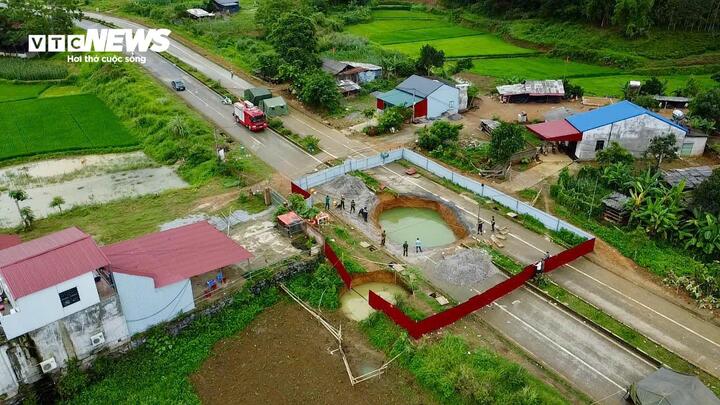 Xe máy rơi xuống 'hố tử thần': Nước dâng trở lại, 1 tuần chưa tìm thấy nạn nhân- Ảnh 1. Xe máy rơi xuống 'hố tử thần': Nước dâng trở lại, 1 tuần chưa tìm thấy nạn nhân- Ảnh 1.