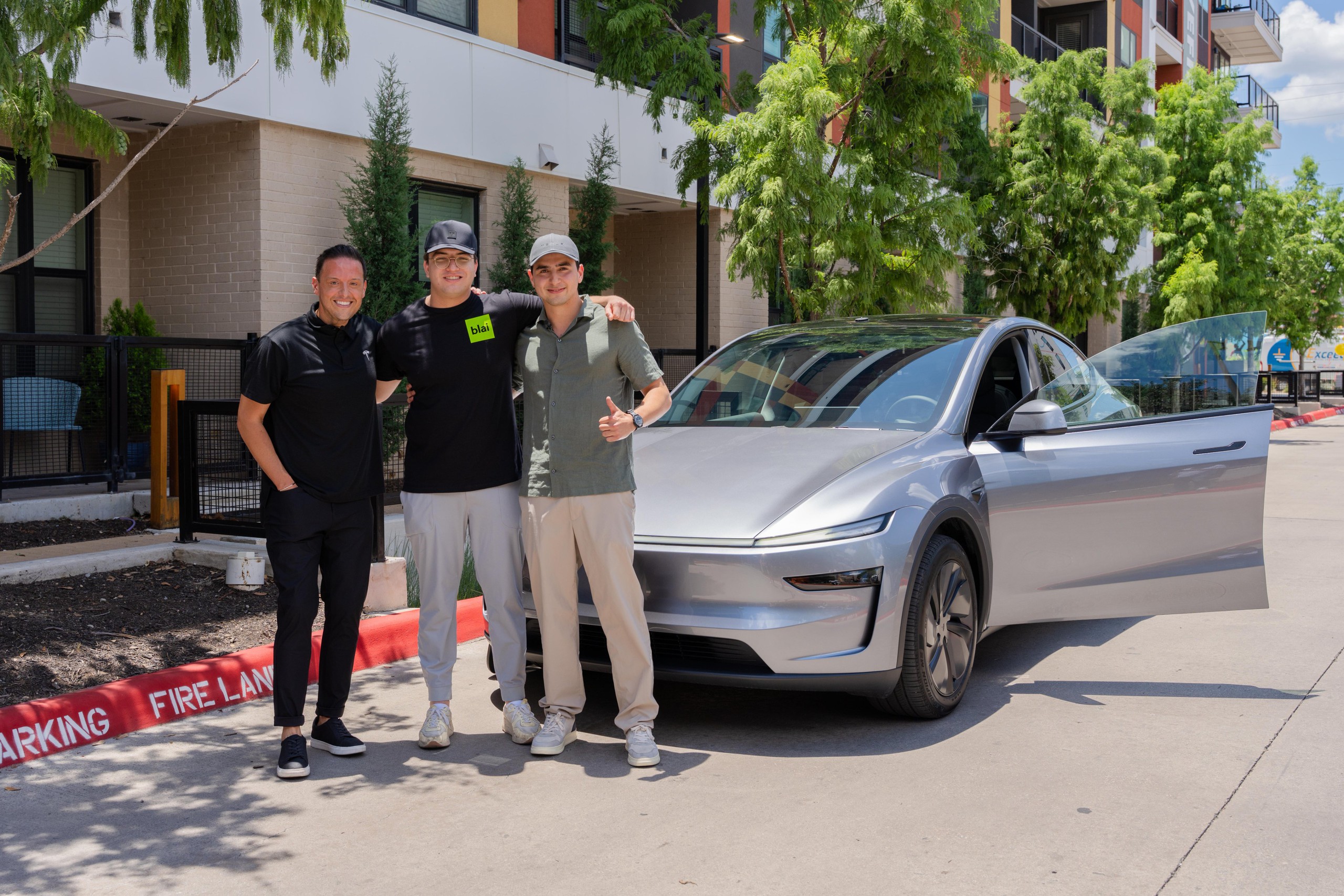 Tesla phô diễn tương lai của việc mua ô tô: Cứ việc xuống tiền, xe sẽ tự đi đến cửa nhà bạn- Ảnh 2.
