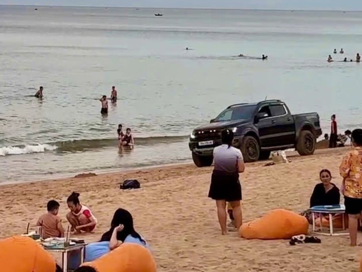 Khởi tố tài xế xe bán tải phóng ào ào, bóp còi inh ỏi trên bãi biển Tuy Hòa- Ảnh 2. Khởi tố tài xế xe bán tải phóng ào ào, bóp còi inh ỏi trên bãi biển Tuy Hòa- Ảnh 2.