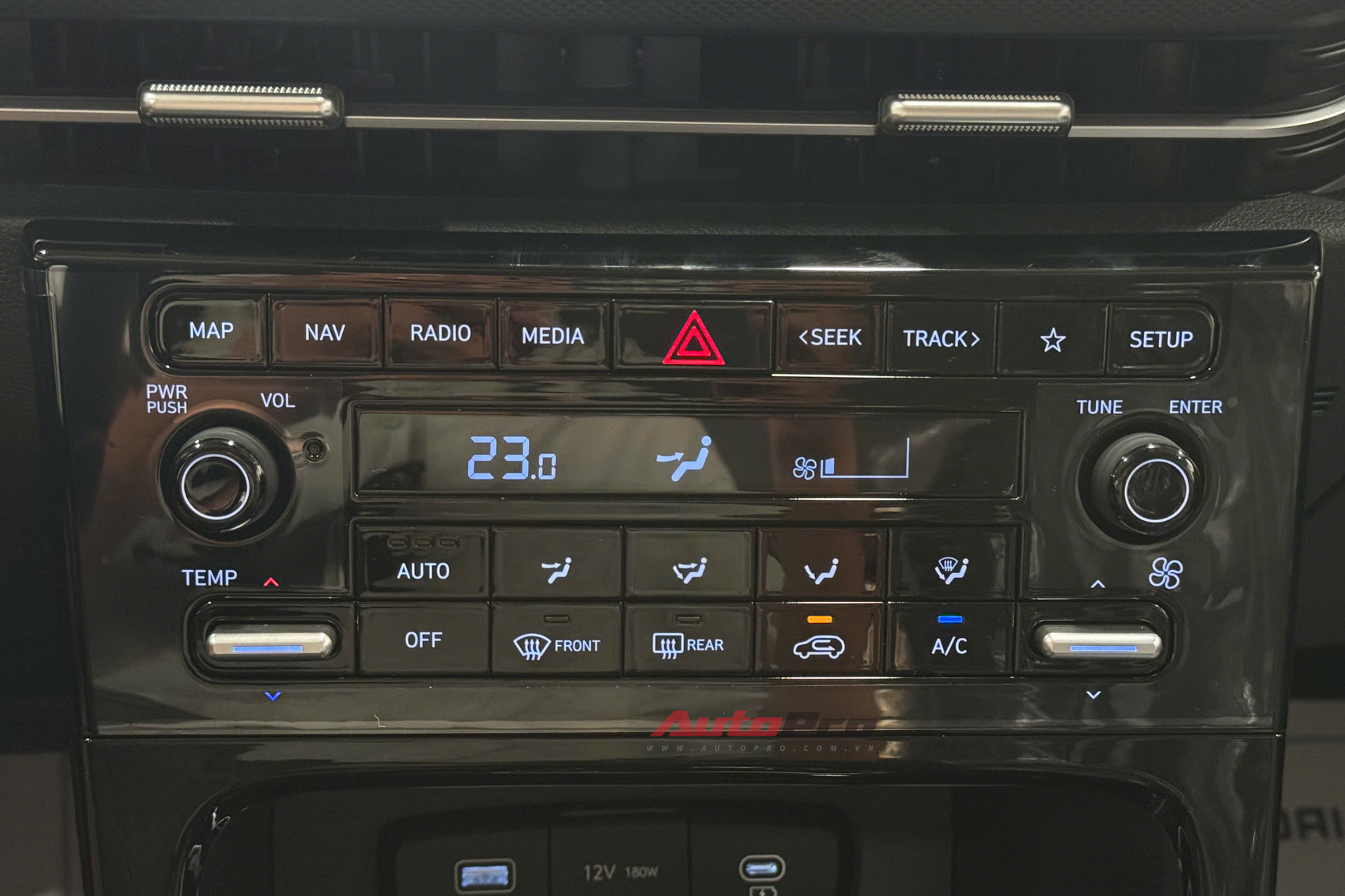 Ảnh thực tế Hyundai Creta bản 'cận full' giá 705 triệu đồng tại đại lý: Thiết kế mới long lanh, có ADAS, cạnh tranh Xforce Ultimate với giá ngang ngửa- Ảnh 16. Ảnh thực tế Hyundai Creta bản 'cận full' giá 705 triệu đồng tại đại lý: Thiết kế mới long lanh, có ADAS, cạnh tranh Xforce Ultimate với giá ngang ngửa- Ảnh 16.