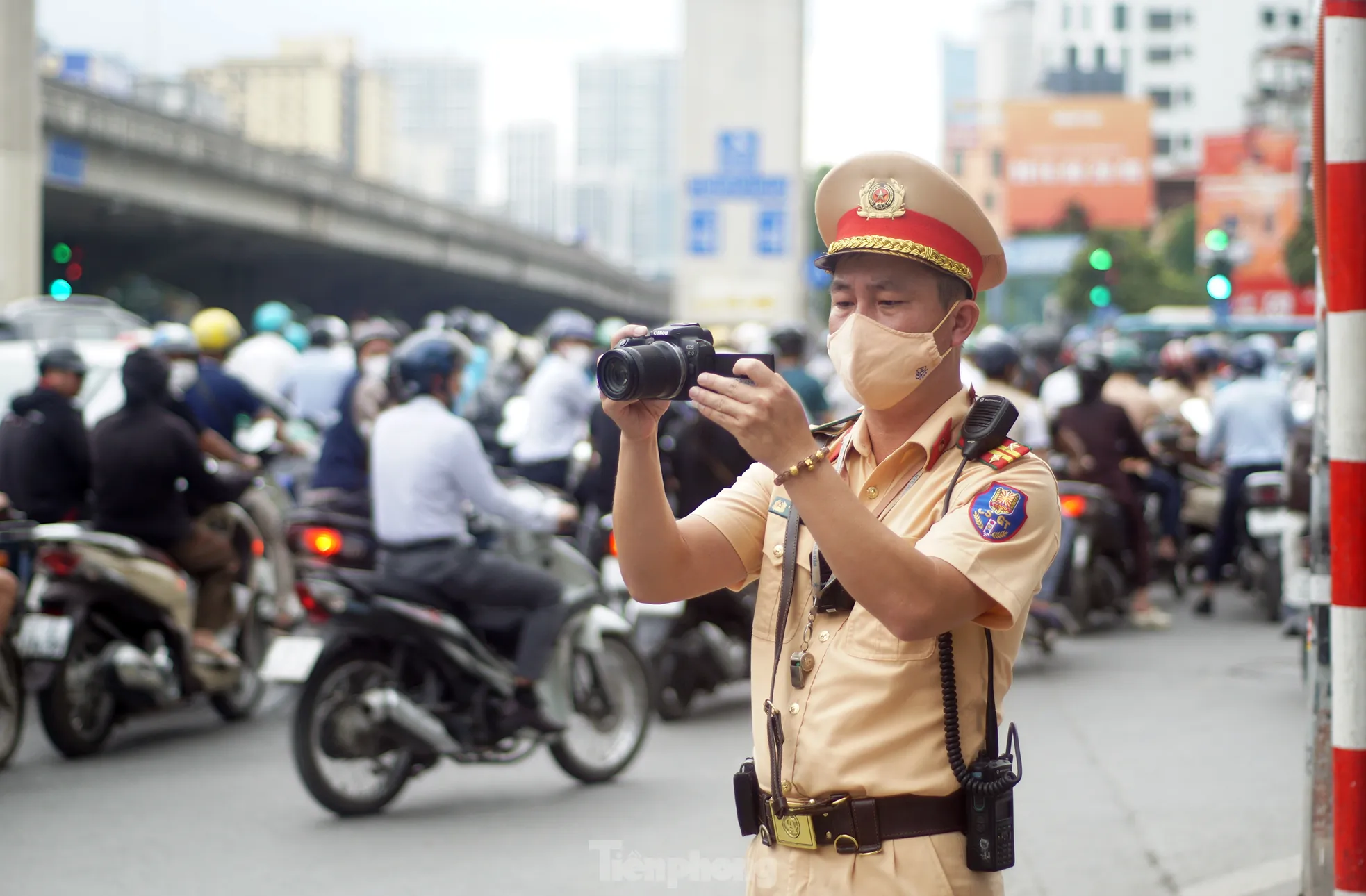 Hà Nội: Hàng loạt tài xế bị xử phạt vì ‘leo’ xe máy lên vỉa hè, đi ngược chiều- Ảnh 1. Hà Nội: Hàng loạt tài xế bị xử phạt vì ‘leo’ xe máy lên vỉa hè, đi ngược chiều- Ảnh 1.