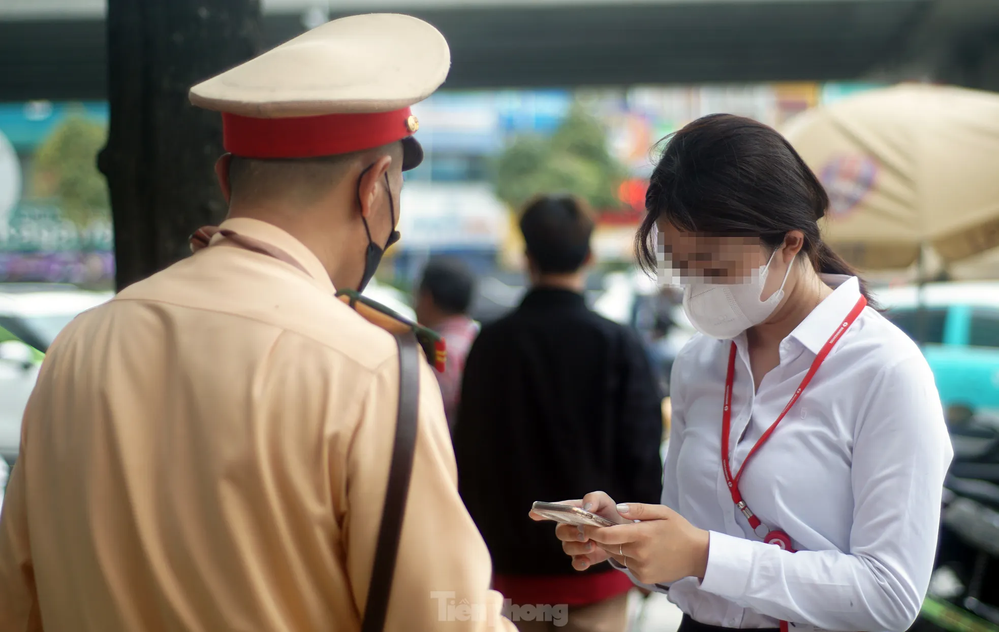 Hà Nội: Hàng loạt tài xế bị xử phạt vì ‘leo’ xe máy lên vỉa hè, đi ngược chiều- Ảnh 8. Hà Nội: Hàng loạt tài xế bị xử phạt vì ‘leo’ xe máy lên vỉa hè, đi ngược chiều- Ảnh 8.