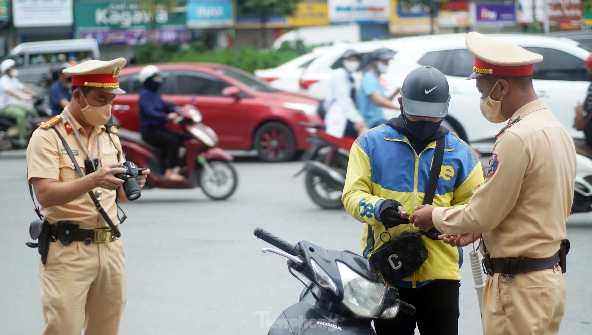 Hà Nội: Hàng loạt tài xế bị xử phạt vì ‘leo’ xe máy lên vỉa hè, đi ngược chiều- Ảnh 5. Hà Nội: Hàng loạt tài xế bị xử phạt vì ‘leo’ xe máy lên vỉa hè, đi ngược chiều- Ảnh 5.