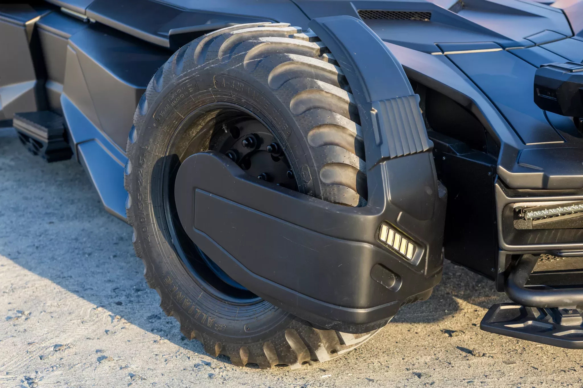 Mercedes-Benz CL55 AMG phong cách Batman gây sốt với giá gần 8 tỷ đồng tiền độ!- Ảnh 7. Mercedes-Benz CL55 AMG phong cách Batman gây sốt với giá gần 8 tỷ đồng tiền độ!- Ảnh 7.