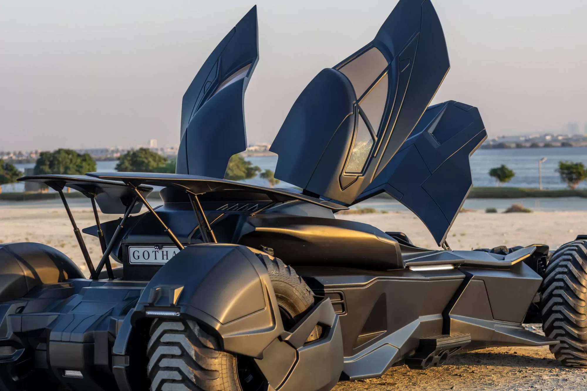 Mercedes-Benz CL55 AMG phong cách Batman gây sốt với giá gần 8 tỷ đồng tiền độ!- Ảnh 5. Mercedes-Benz CL55 AMG phong cách Batman gây sốt với giá gần 8 tỷ đồng tiền độ!- Ảnh 5.