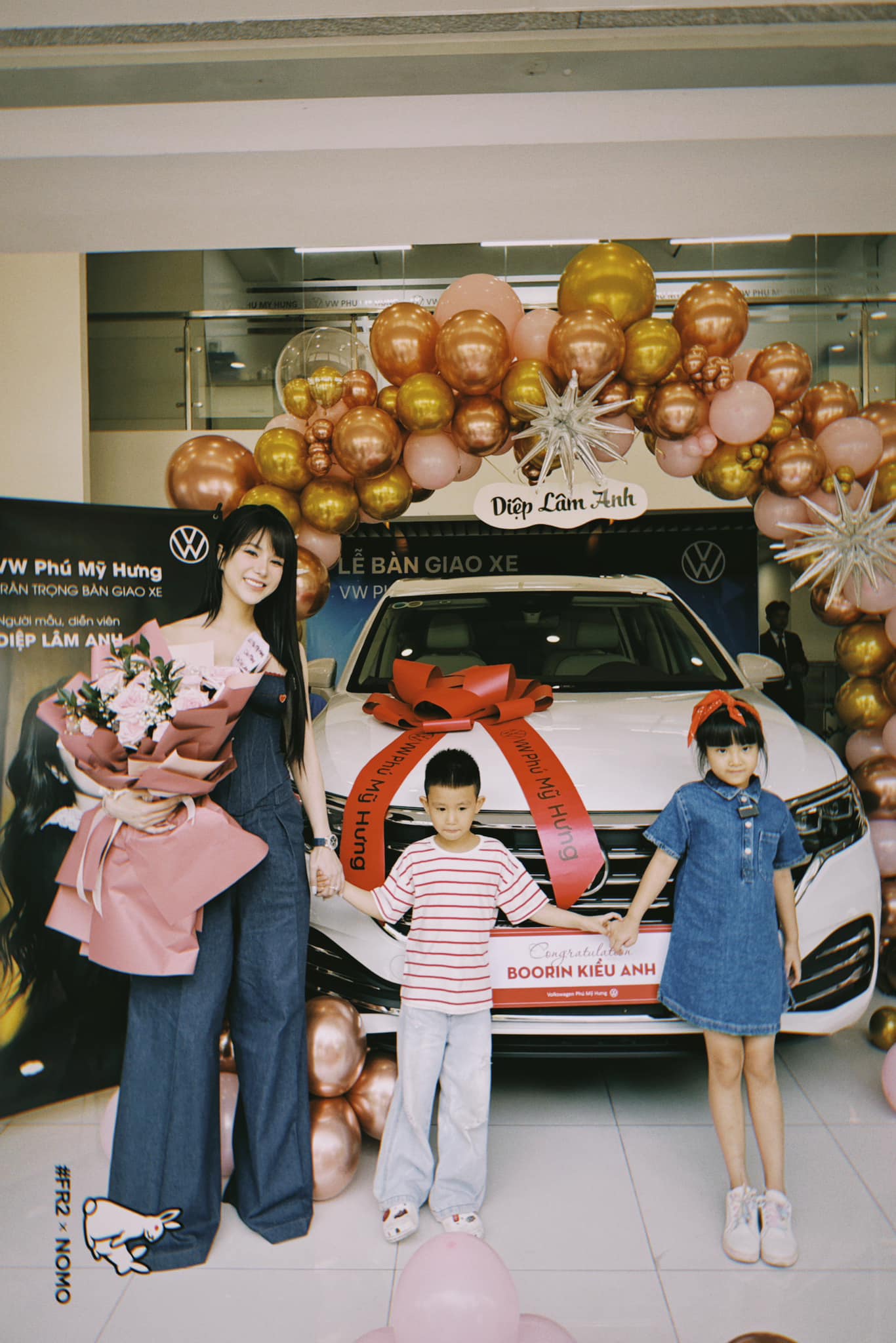 Diệp Lâm Anh thay lốp dự phòng cho VW Viloran hút hơn 1,6 triệu view: Vẫn bị nói giả tạo dù được nhiều cánh mày râu công nhận- Ảnh 8.