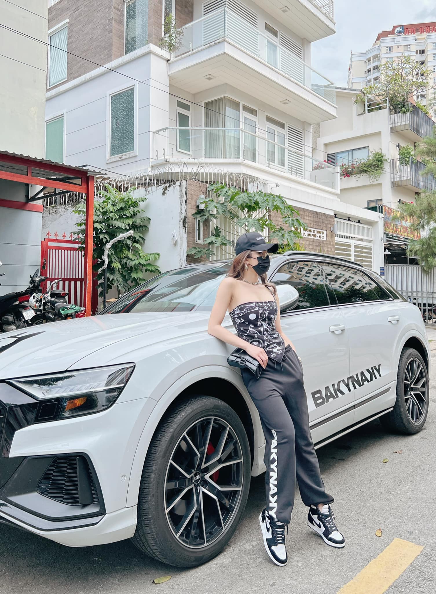 Diệp Lâm Anh thay lốp dự phòng cho VW Viloran hút hơn 1,6 triệu view: Vẫn bị nói giả tạo dù được nhiều cánh mày râu công nhận- Ảnh 9.