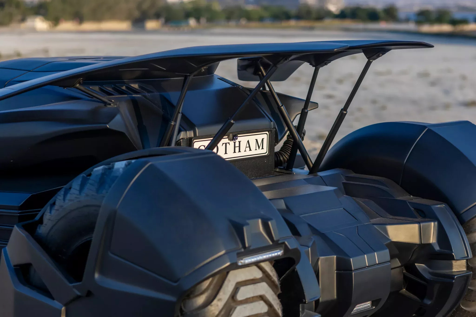 Mercedes-Benz CL55 AMG phong cách Batman gây sốt với giá gần 8 tỷ đồng tiền độ!- Ảnh 10. Mercedes-Benz CL55 AMG phong cách Batman gây sốt với giá gần 8 tỷ đồng tiền độ!- Ảnh 10.