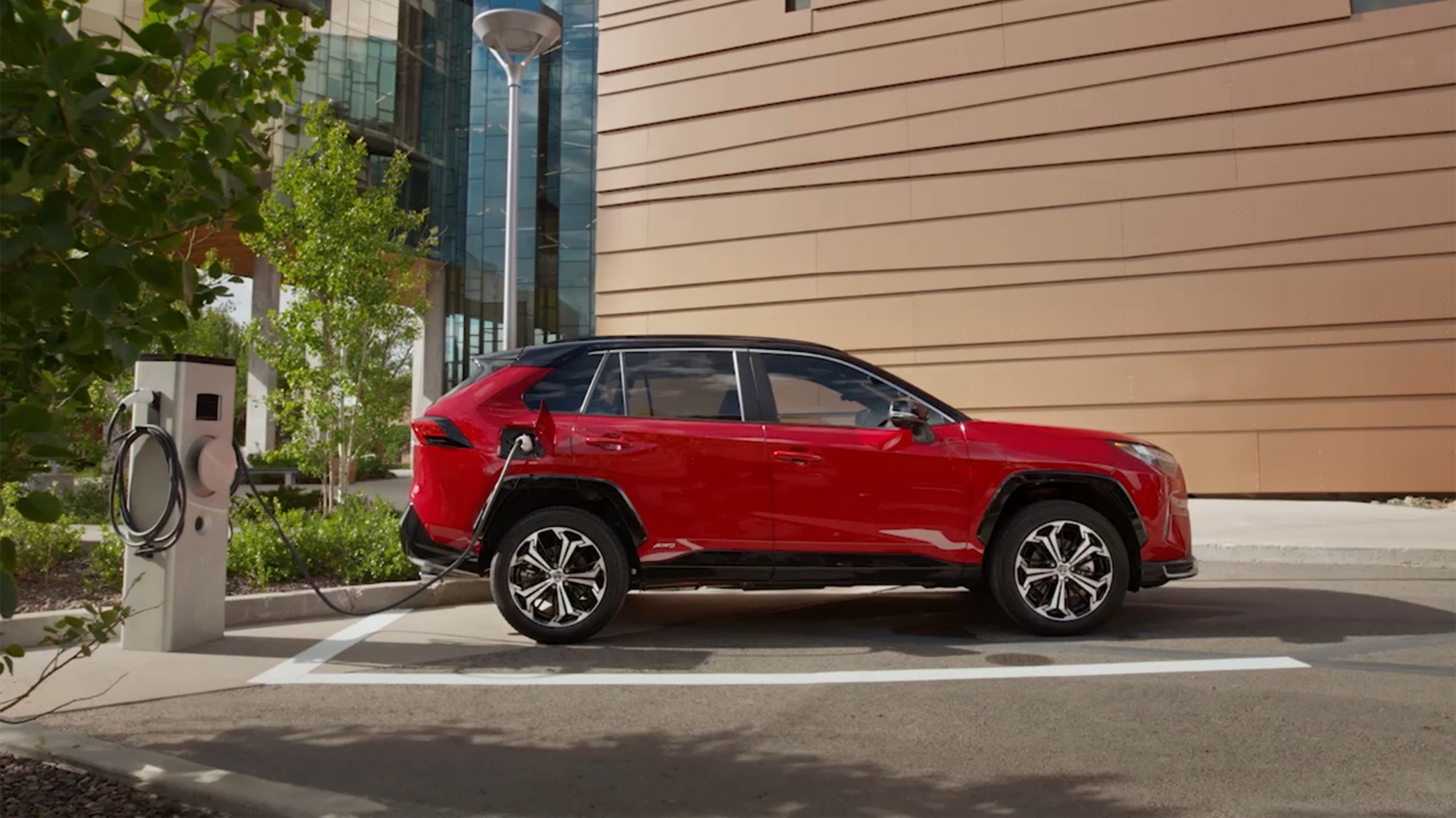 Toyota RAV4 PHEV bán chạy đến mức 'không giữ nổi xe ở đại lý'- Ảnh 2.