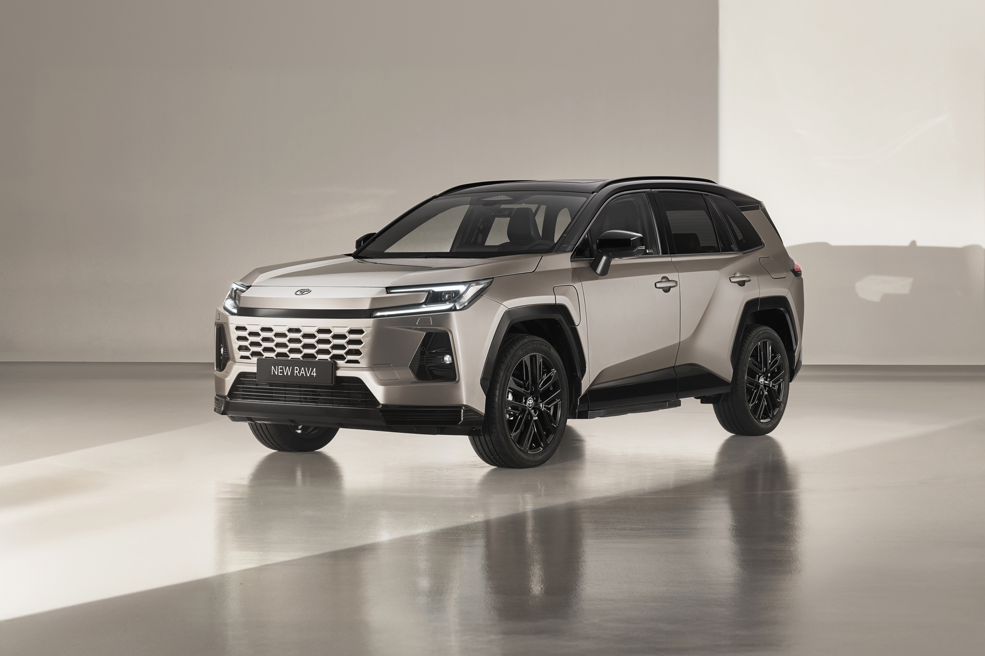 Toyota RAV4 PHEV vẫn luôn cháy hàng
