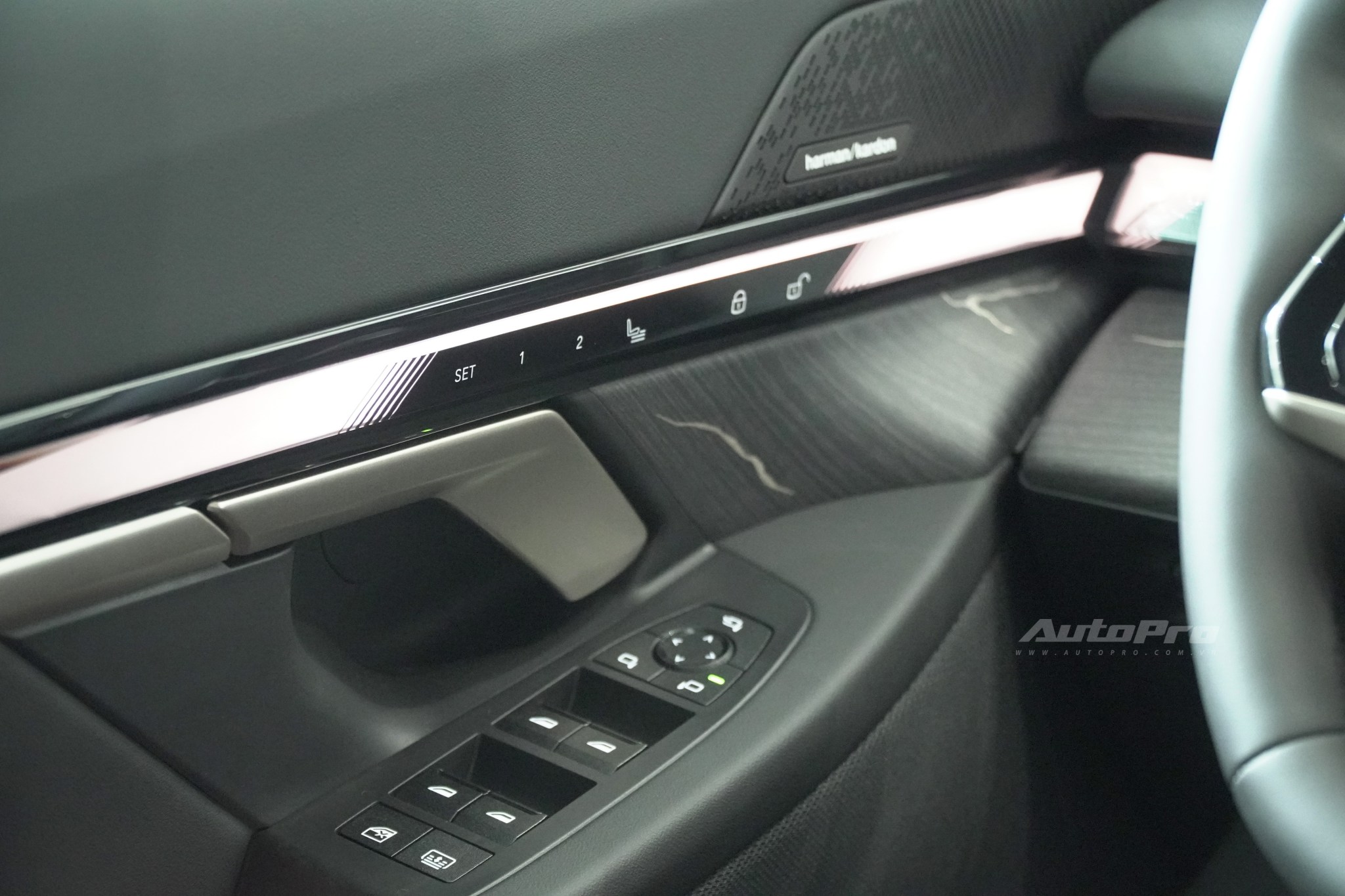 BMW 5 Series 2025 giá từ 2,589 tỷ đồng tại Việt Nam: Thiết kế mới lạ nhưng dễ tranh cãi, vừa ra mắt đã giảm 100 triệu cạnh tranh E-Class- Ảnh 13.