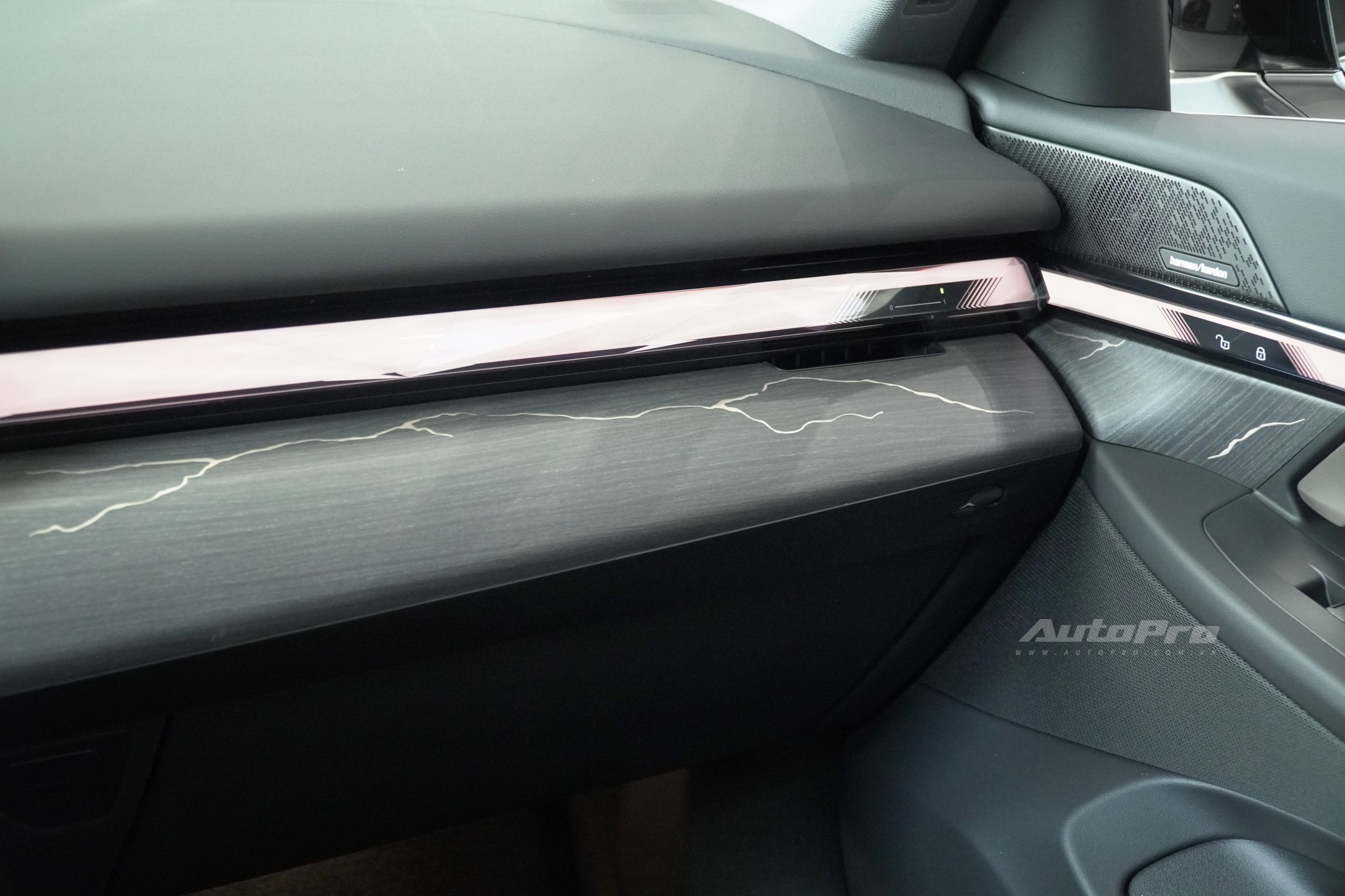 BMW 5 Series 2025 giá từ 2,589 tỷ đồng tại Việt Nam: Thiết kế mới lạ nhưng dễ tranh cãi, vừa ra mắt đã giảm 100 triệu cạnh tranh E-Class- Ảnh 14.