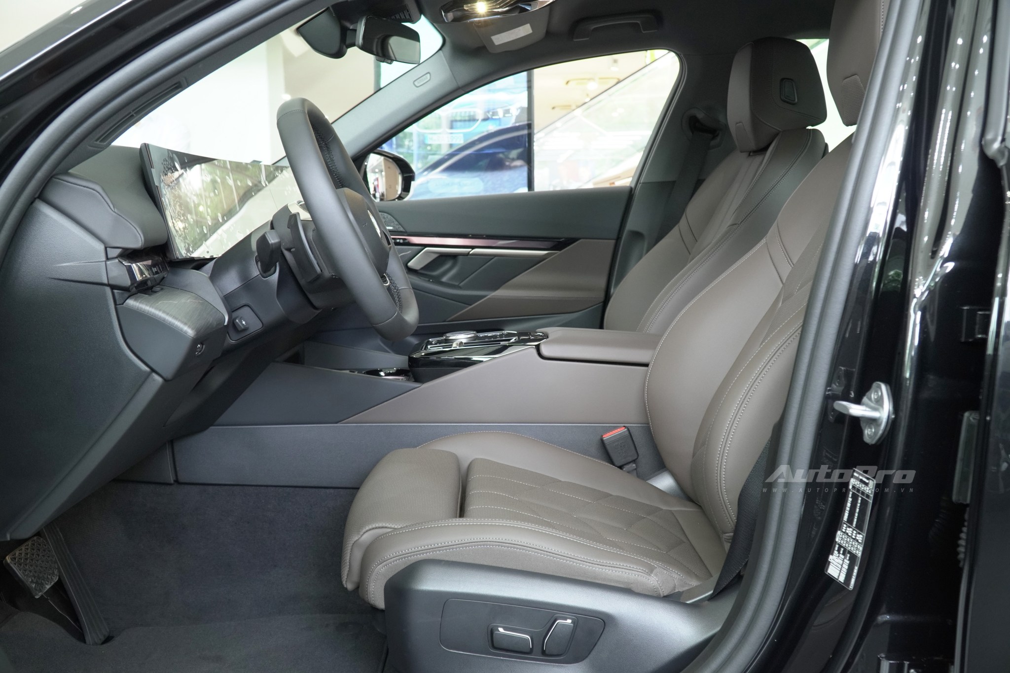 BMW 5 Series 2025 giá từ 2,589 tỷ đồng tại Việt Nam: Thiết kế mới lạ nhưng dễ tranh cãi, vừa ra mắt đã giảm 100 triệu cạnh tranh E-Class- Ảnh 17.