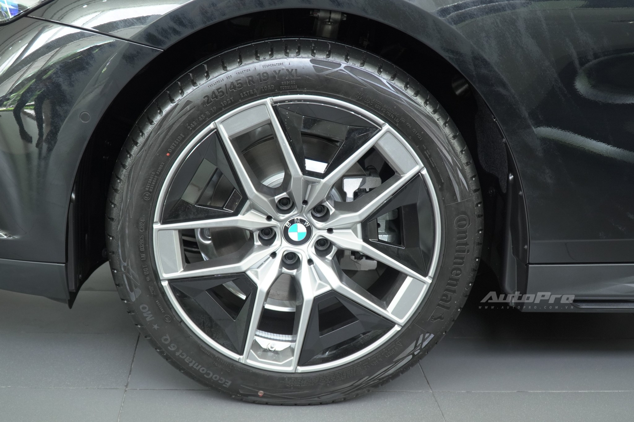 BMW 5 Series 2025 giá từ 2,589 tỷ đồng tại Việt Nam: Thiết kế mới lạ nhưng dễ tranh cãi, vừa ra mắt đã giảm 100 triệu cạnh tranh E-Class- Ảnh 7.