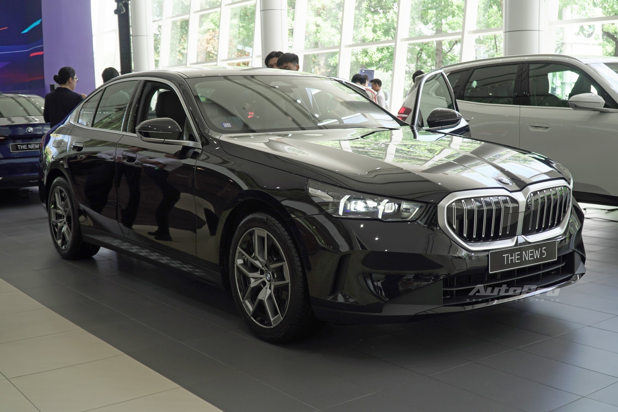 BMW 5 Series 2025 giá từ 2,589 tỷ đồng tại Việt Nam: Thiết kế mới lạ nhưng dễ tranh cãi, vừa ra mắt đã giảm 100 triệu cạnh tranh E-Class- Ảnh 3.