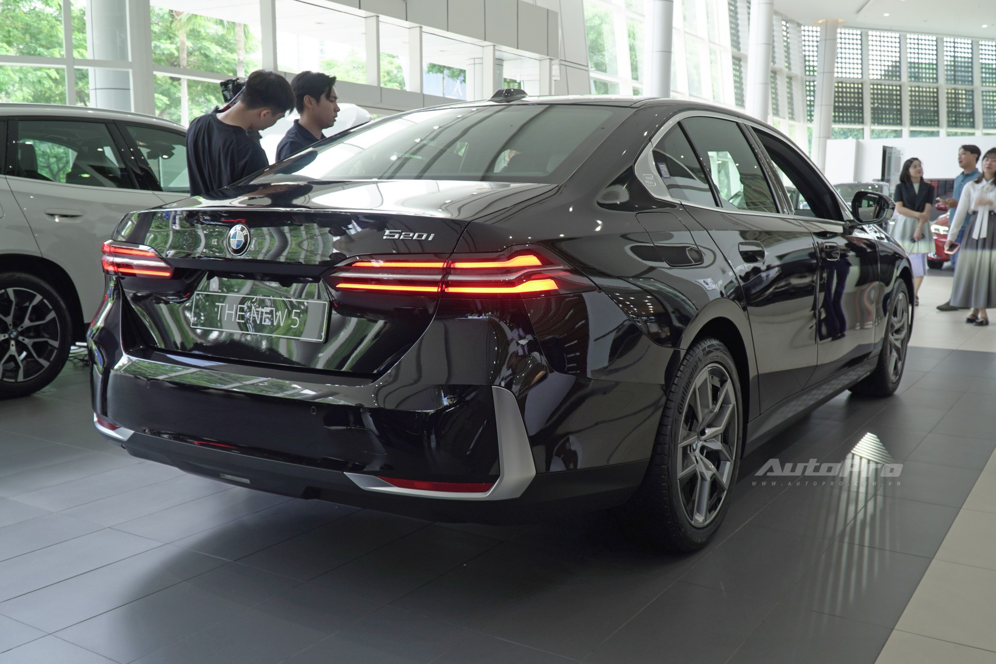 BMW 5 Series 2025 giá từ 2,589 tỷ đồng tại Việt Nam: Thiết kế mới lạ nhưng dễ tranh cãi, vừa ra mắt đã giảm 100 triệu cạnh tranh E-Class- Ảnh 5.