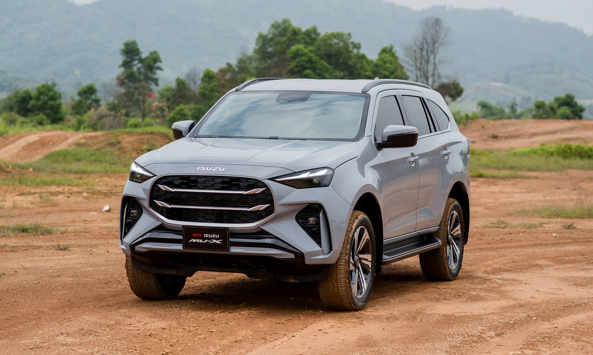 Cùng giá gần 1,3 tỷ đồng, Isuzu mu-X bản đắt nhất hơn thua gì Ford Everest 'cận full', bảng này cho thấy nhiều điểm khác rõ rệt- Ảnh 1.