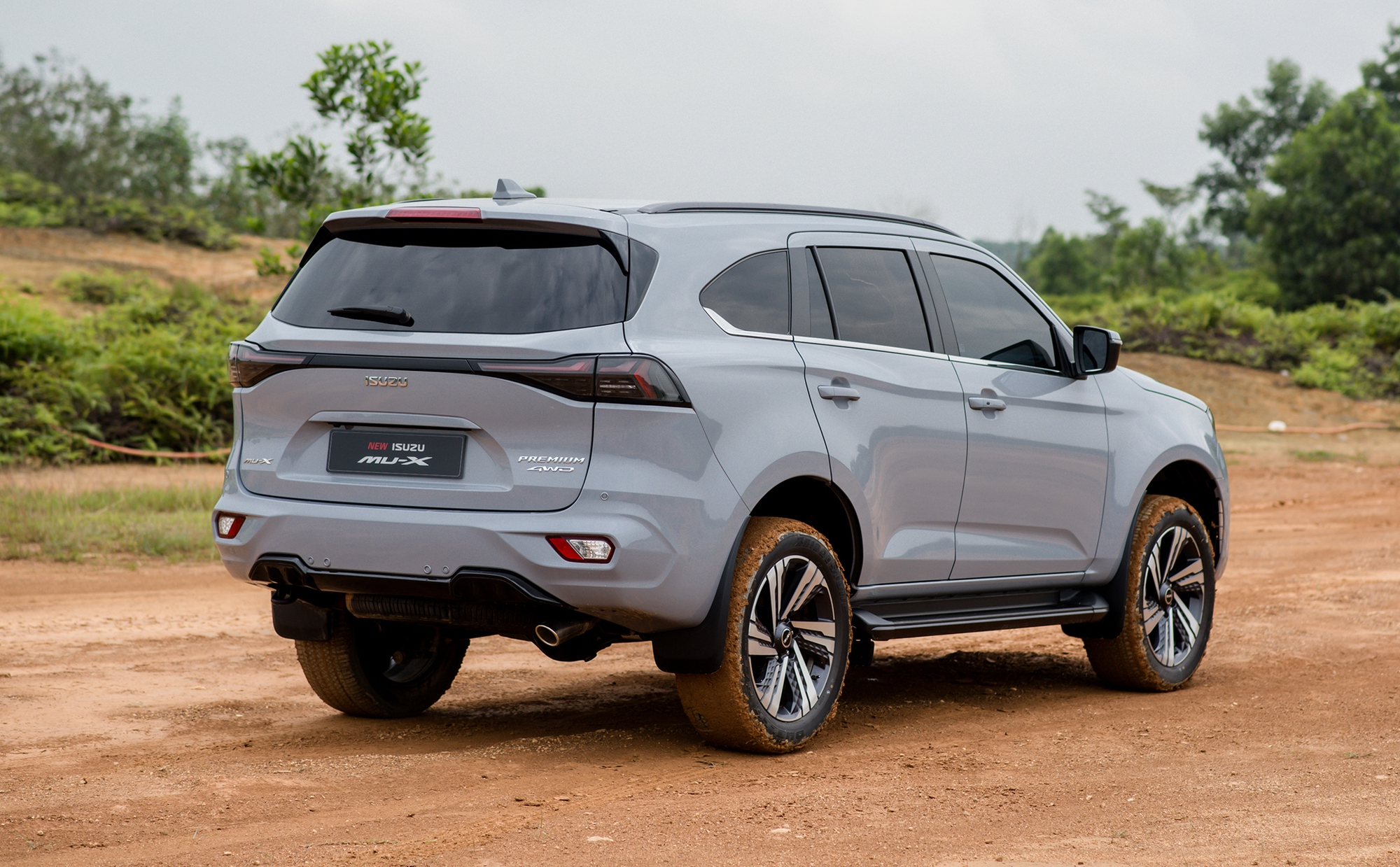 Cùng giá gần 1,3 tỷ đồng, Isuzu mu-X bản đắt nhất hơn thua gì Ford Everest 'cận full', bảng này cho thấy nhiều điểm khác rõ rệt- Ảnh 3.