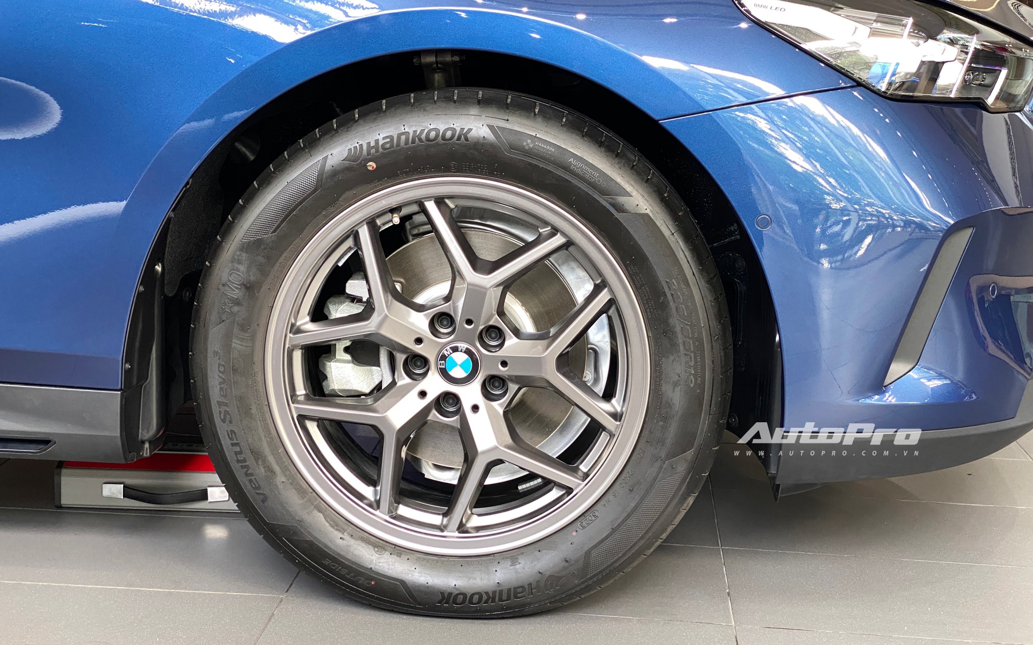 Bỏ qua bộ mâm bị CĐM 'mổ xẻ' nhiều, BMW 520i giá 2,589 tỷ đồng có nhiều 'option' rất xịn: ADAS, camera 360 chỉ là một phần- Ảnh 3.