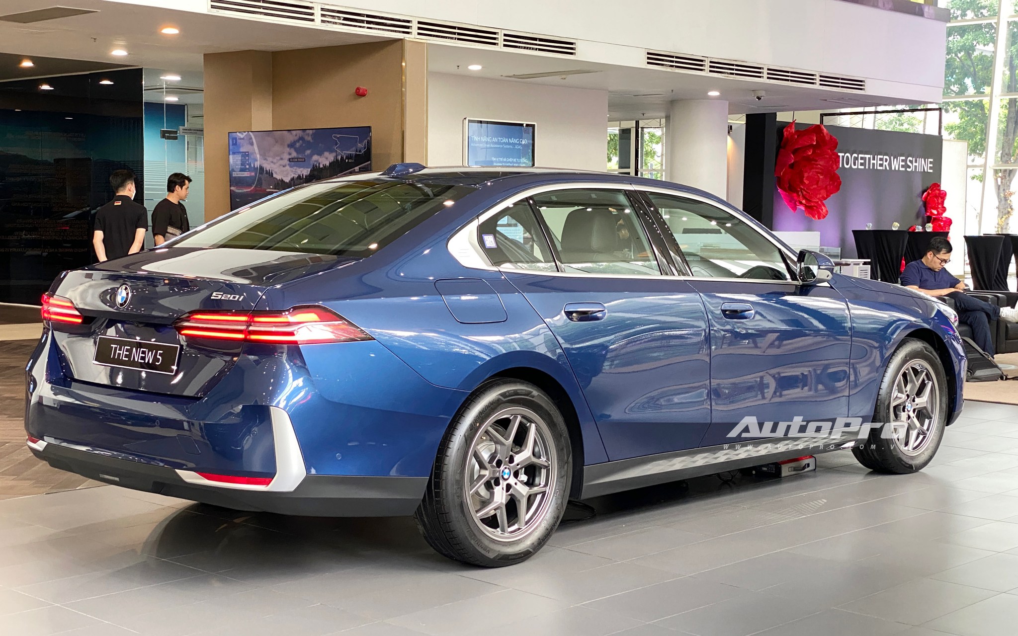 Bỏ qua bộ mâm bị CĐM 'mổ xẻ' nhiều, BMW 520i giá 2,589 tỷ đồng có nhiều 'option' rất xịn: ADAS, camera 360 chỉ là một phần- Ảnh 7.