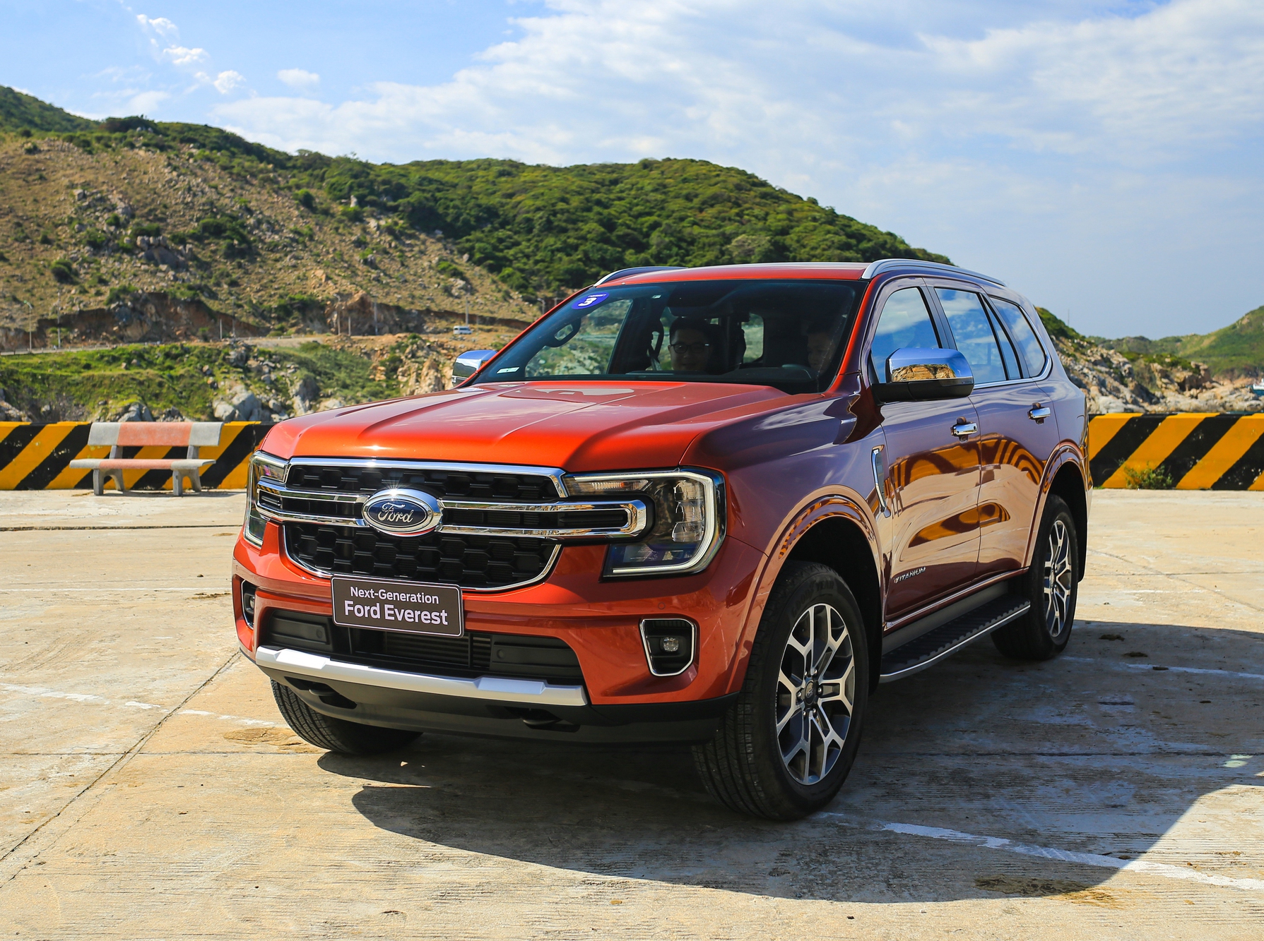 Cùng giá gần 1,3 tỷ đồng, Isuzu mu-X bản đắt nhất hơn thua gì Ford Everest 'cận full', bảng này cho thấy nhiều điểm khác rõ rệt- Ảnh 2.