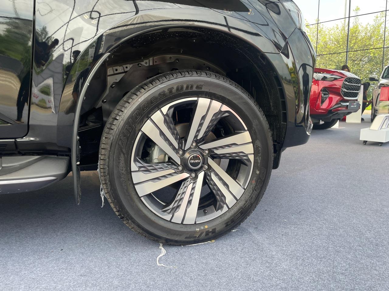 Cùng giá gần 1,3 tỷ đồng, Isuzu mu-X bản đắt nhất hơn thua gì Ford Everest 'cận full', bảng này cho thấy nhiều điểm khác rõ rệt- Ảnh 9.