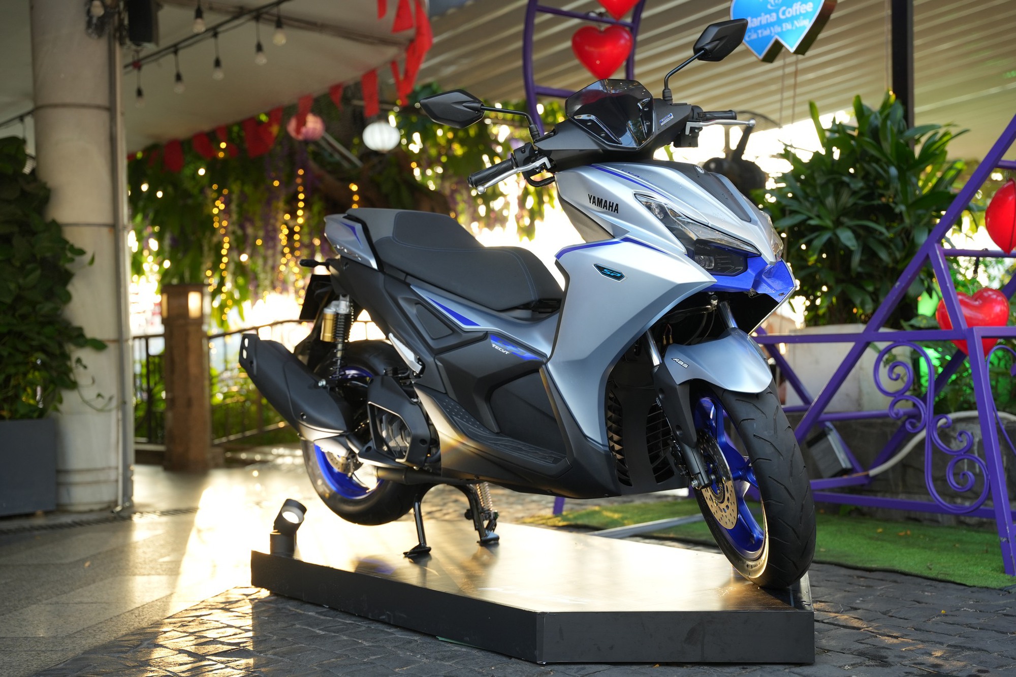 Yamaha NVX 2025 lần đầu trưng bày tại VN: Nhiều công nghệ mới, kỳ vọng giá tốt để đối đầu Air Blade- Ảnh 4. Yamaha NVX 2025 lần đầu trưng bày tại VN: Nhiều công nghệ mới, kỳ vọng giá tốt để đối đầu Air Blade- Ảnh 4.