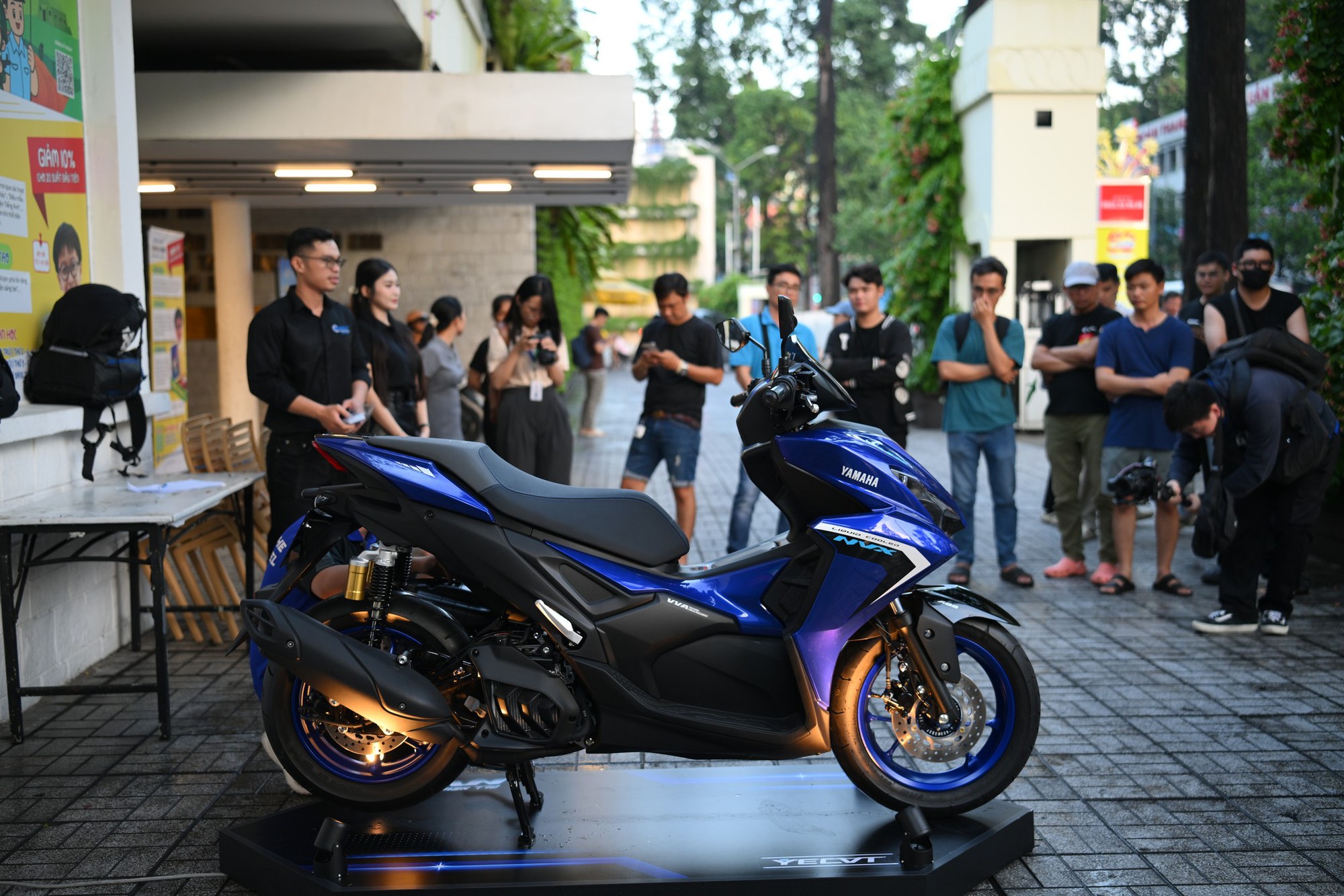 Yamaha NVX 2025 lần đầu trưng bày tại VN: Nhiều công nghệ mới, kỳ vọng giá tốt để đối đầu Air Blade- Ảnh 3. Yamaha NVX 2025 lần đầu trưng bày tại VN: Nhiều công nghệ mới, kỳ vọng giá tốt để đối đầu Air Blade- Ảnh 3.