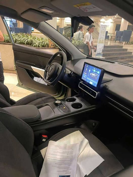 VinFast Limo Green lộ ảnh nội thất thực tế: Nhiều điểm gợi liên tưởng đến VF 3, VF 5, kỳ vọng có HUD thay cụm đồng hồ- Ảnh 2. VinFast Limo Green lộ ảnh nội thất thực tế: Nhiều điểm gợi liên tưởng đến VF 3, VF 5, kỳ vọng có HUD thay cụm đồng hồ- Ảnh 2.