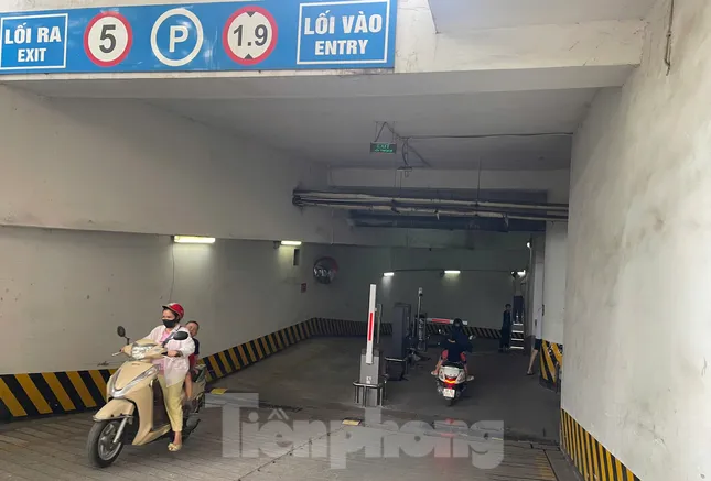 Cư dân khốn khổ vì dựng barie, hoán đổi công năng chỗ để xe tầng hầm chung cư- Ảnh 3.