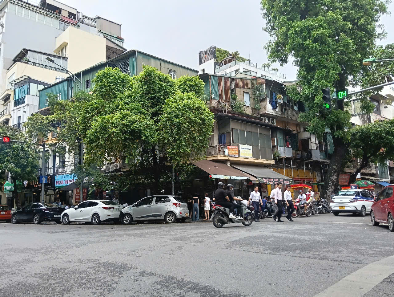 Đoàn du khách tố bị tài xế taxi "chặt chém" 1,5 triệu đồng cho đoạn đường chỉ vài trăm mét gần hồ Hoàn Kiếm- Ảnh 3. Đoàn du khách tố bị tài xế taxi "chặt chém" 1,5 triệu đồng cho đoạn đường chỉ vài trăm mét gần hồ Hoàn Kiếm- Ảnh 3.