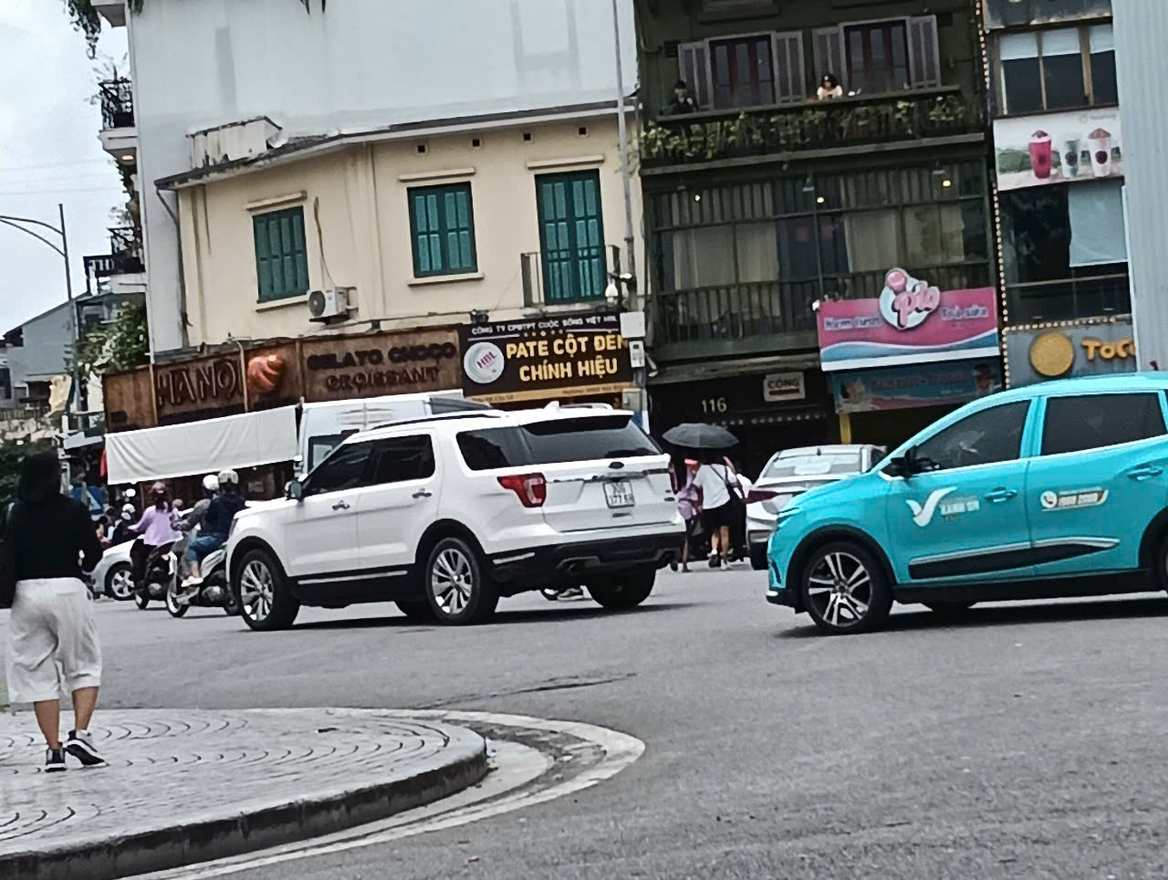 Đoàn du khách tố bị tài xế taxi "chặt chém" 1,5 triệu đồng cho đoạn đường chỉ vài trăm mét gần hồ Hoàn Kiếm- Ảnh 2. Đoàn du khách tố bị tài xế taxi "chặt chém" 1,5 triệu đồng cho đoạn đường chỉ vài trăm mét gần hồ Hoàn Kiếm- Ảnh 2.