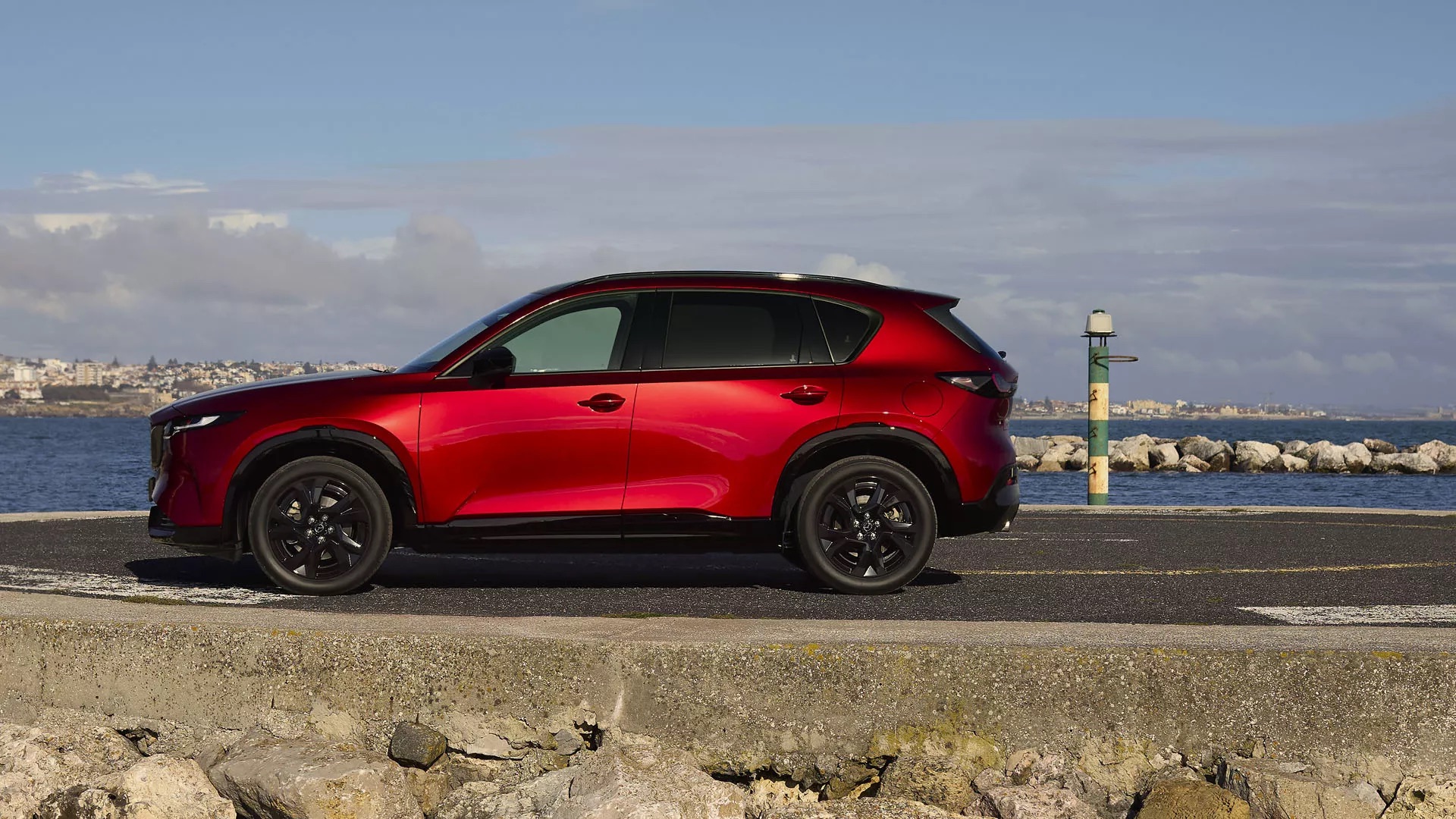 Mazda CX-5 2025 ra mắt: Nội thất mới hoàn toàn, màn hình lớn, ít phím bấm, 'úp mở' bản hybrid gây bất ngờ- Ảnh 3. Mazda CX-5 2025 ra mắt: Nội thất mới hoàn toàn, màn hình lớn, ít phím bấm, 'úp mở' bản hybrid gây bất ngờ- Ảnh 3.
