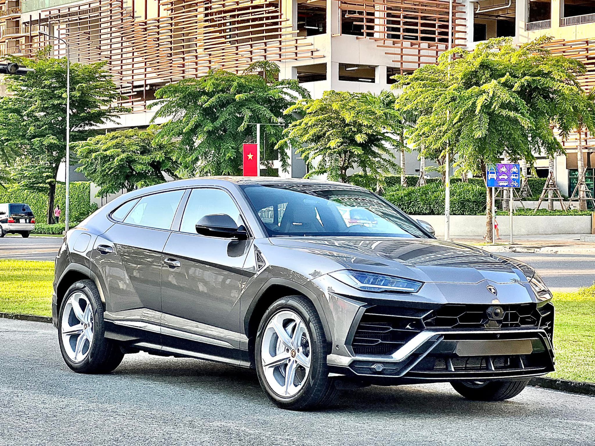 Sếp Lamborghini: 'Urus thế hệ tiếp theo sẽ có động cơ hybrid, vì người giàu không thích xe thuần điện'- Ảnh 2. Sếp Lamborghini: 'Urus thế hệ tiếp theo sẽ có động cơ hybrid, vì người giàu không thích xe thuần điện'- Ảnh 2.