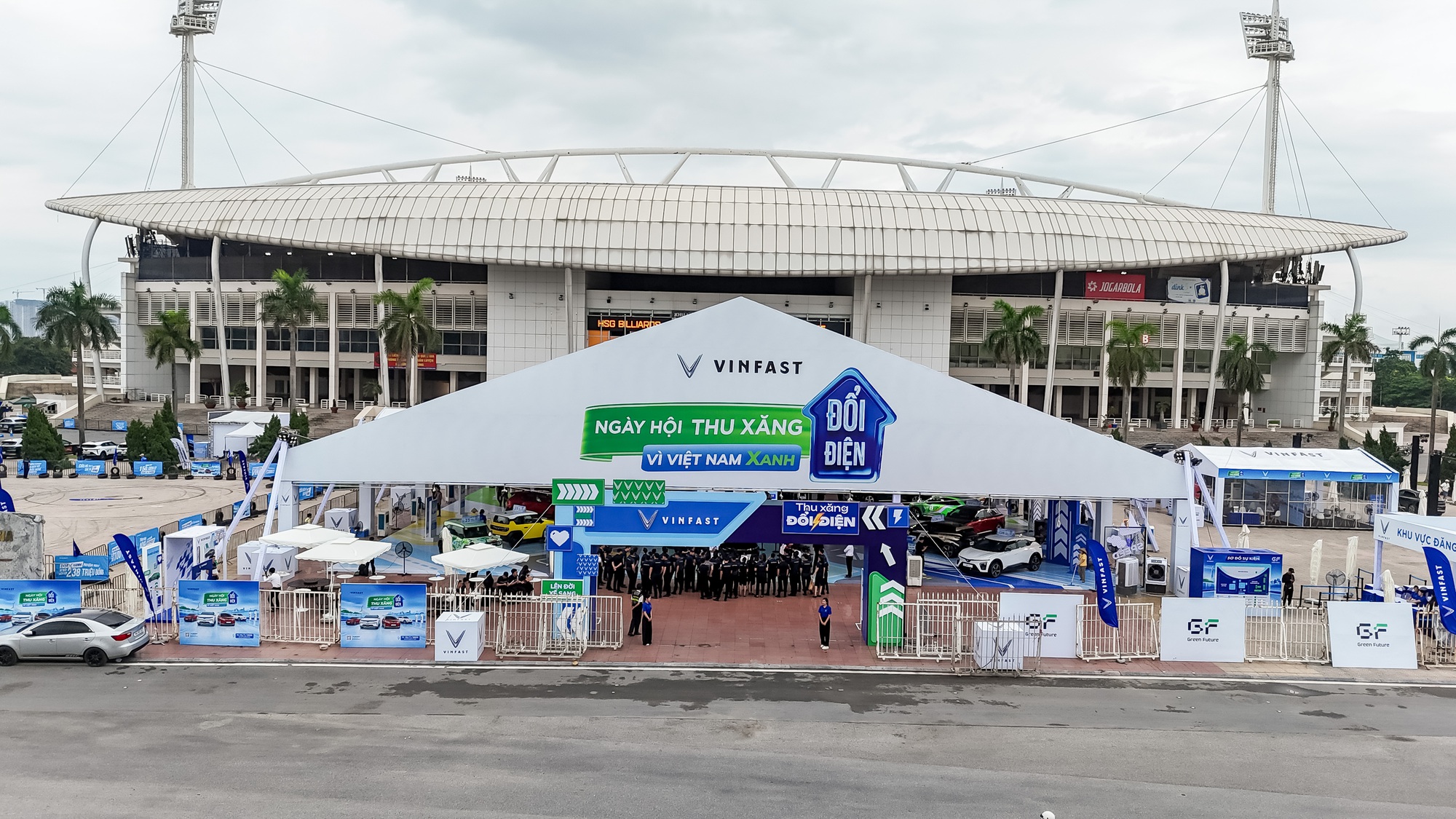VinFast làm sự kiện quy mô khủng ở Hà Nội: Trưng bày Limo Green đang hot, drift VF 3, lái thử sa hình, thu đổi xe cũ tại chỗ- Ảnh 1.