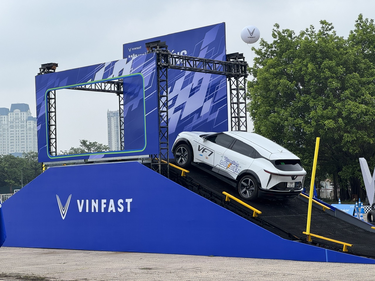 VinFast làm sự kiện quy mô khủng ở Hà Nội: Trưng bày Limo Green đang hot, drift VF 3, lái thử sa hình, thu đổi xe cũ tại chỗ- Ảnh 9.