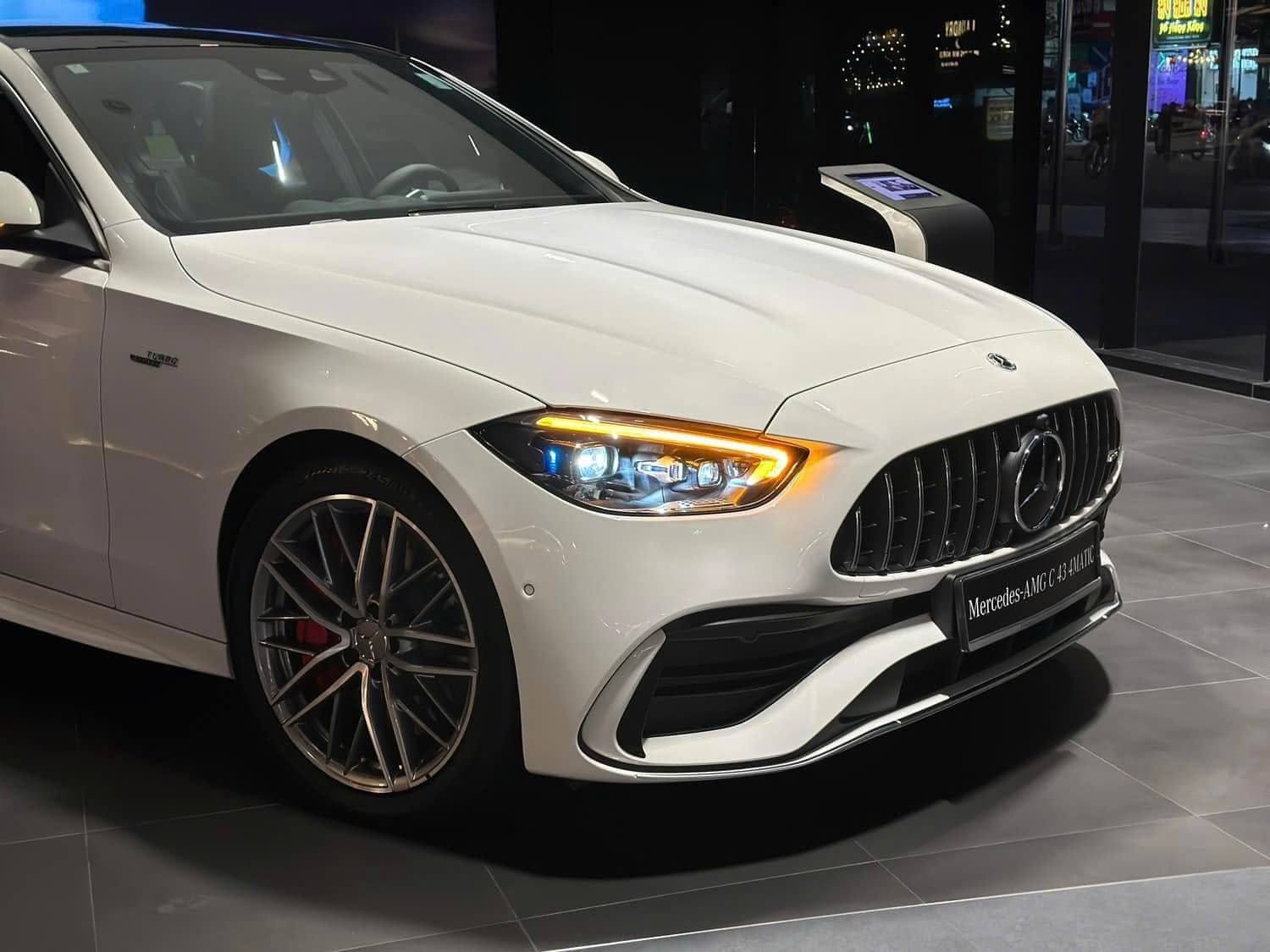 Giá AMG C 43 lần đầu về mốc hơn 2,2 tỷ: Chênh C 300 AMG chưa tới 200 triệu nhưng khác biệt hẳn về vận hành- Ảnh 2.
